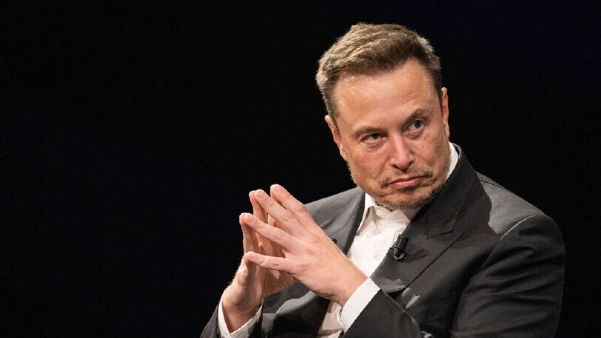 ماسك يبشر بعالم "شبه مجاني" بفعل الذكاء الاصطناعي