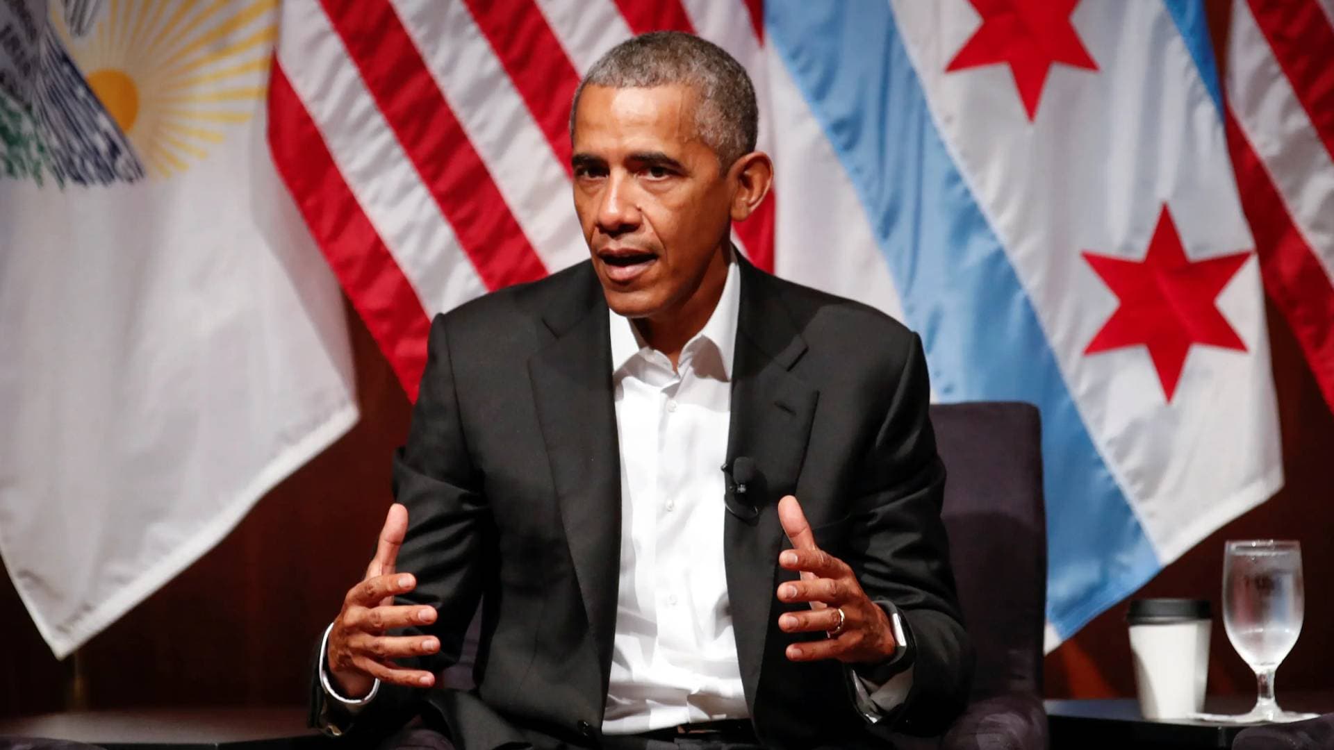 أوباما والفضائيون.. هل كشف الرئيس الأمريكي الأسبق السر الأكبر؟