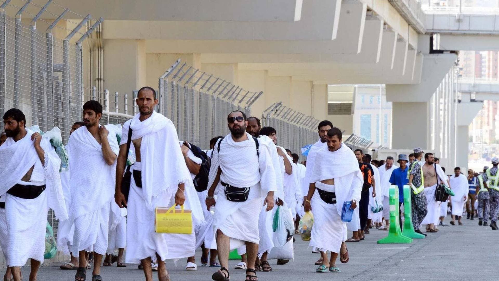 السعودية توقف شركتي عمرة عن العمل لمخالفتهم عقود سكن المعتمرين