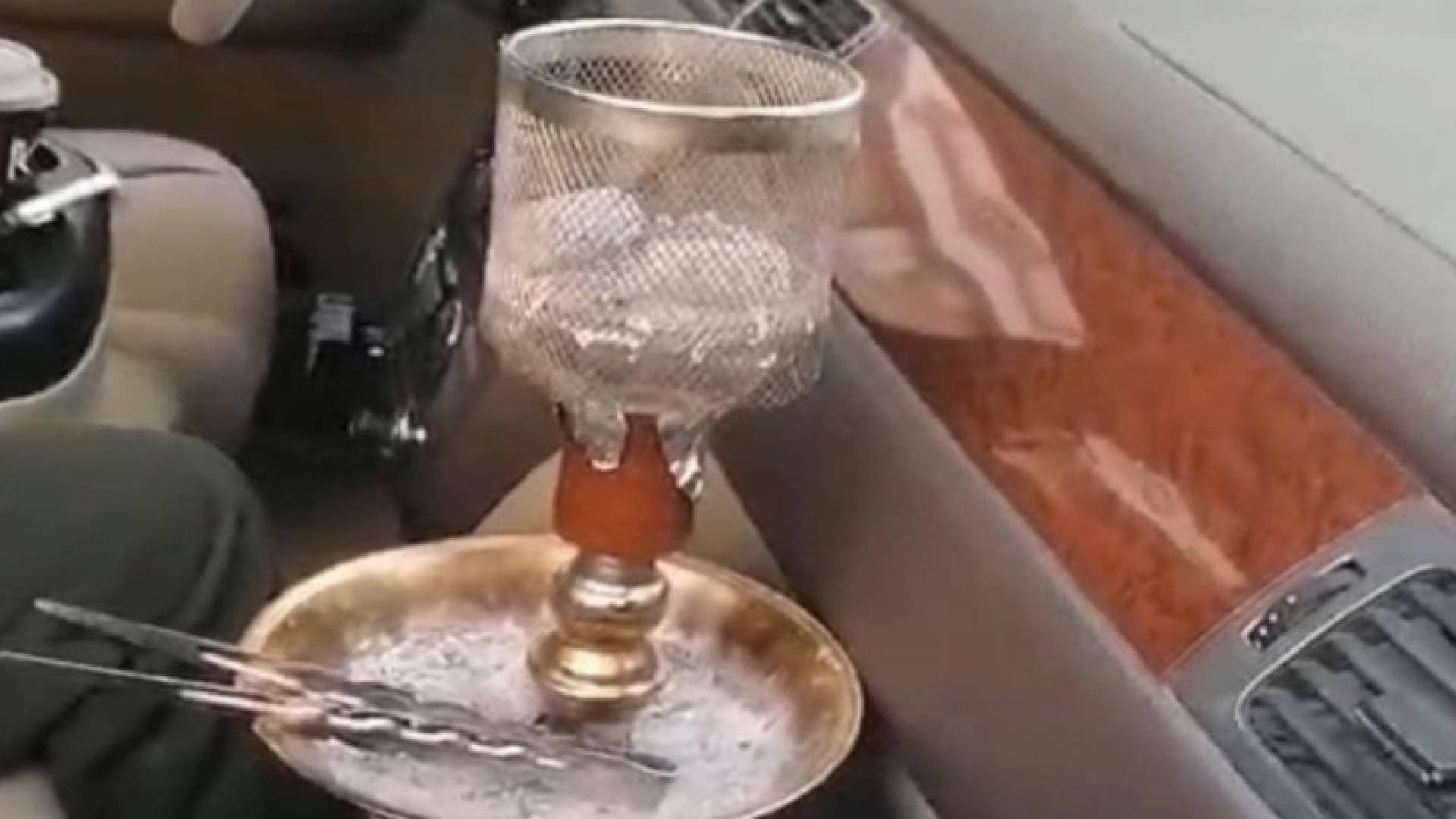 "إدارة السير" تضبط سائقا يدخن "الأرجيلة" أثناء القيادة وتحيله للأمن