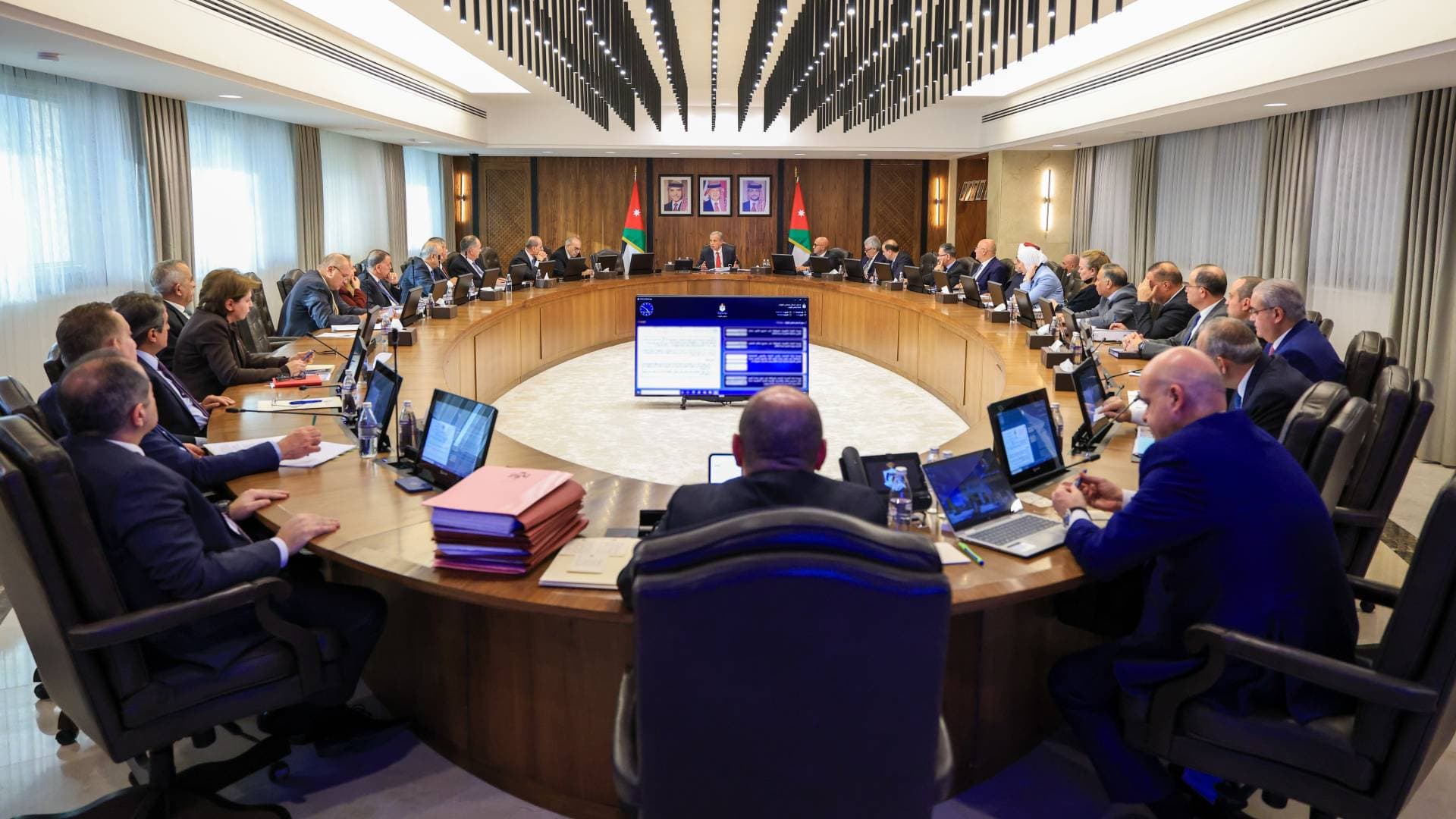 في 47 يوما.. حكومة "حسان" تتخذ 46 قرارا لتعزيز الاستثمار وتخفيف الأعباء عن المواطنين