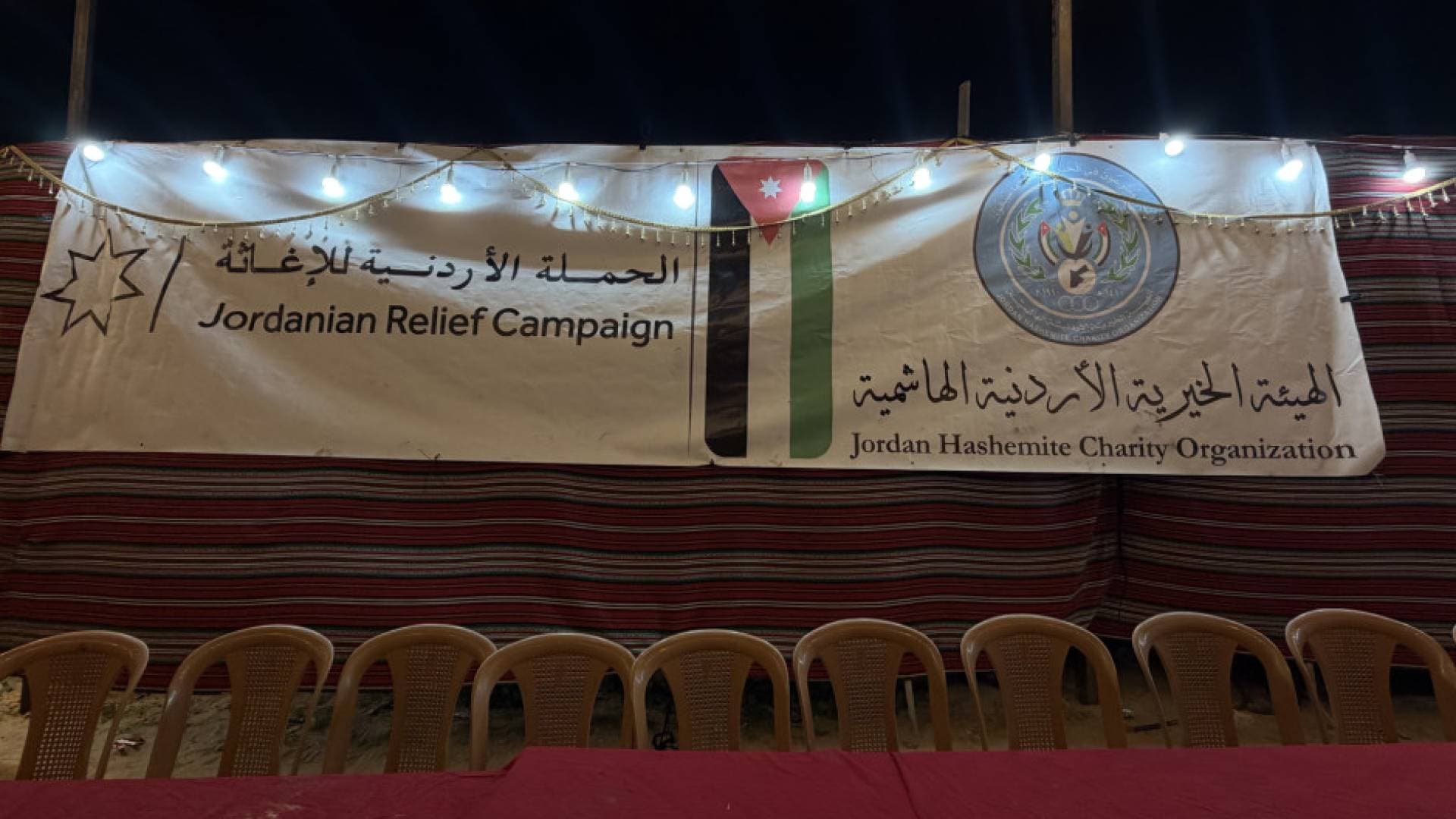 "سحور الكرامة".. الأردن ينظم أول وأضخم مائدة سحور للنازحين في مواصي خان يونس