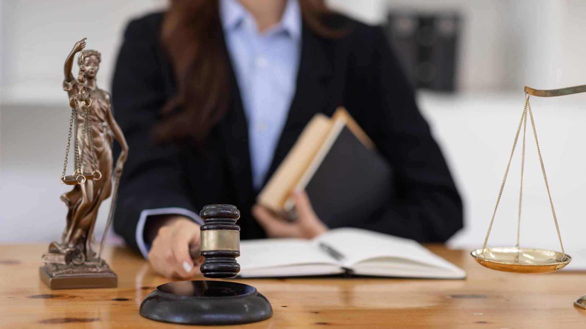 بسبب "حطام الدنيا".. 3 أشقاء يقتلون زوجة عمهم "المحامية" ويسحلونه في نبروه