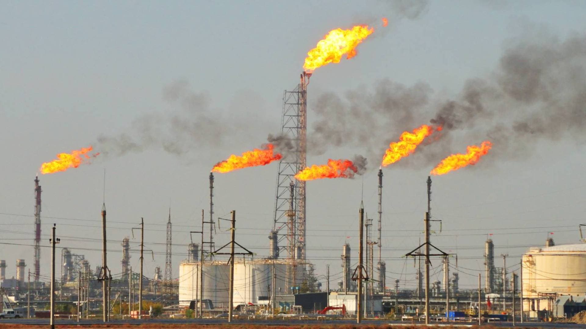 لغط نيابي تحت القبة.. مطالب بحظر "الربط الطاقي" مع الاحتلال وتحصين السيادة في "قانون الغاز"