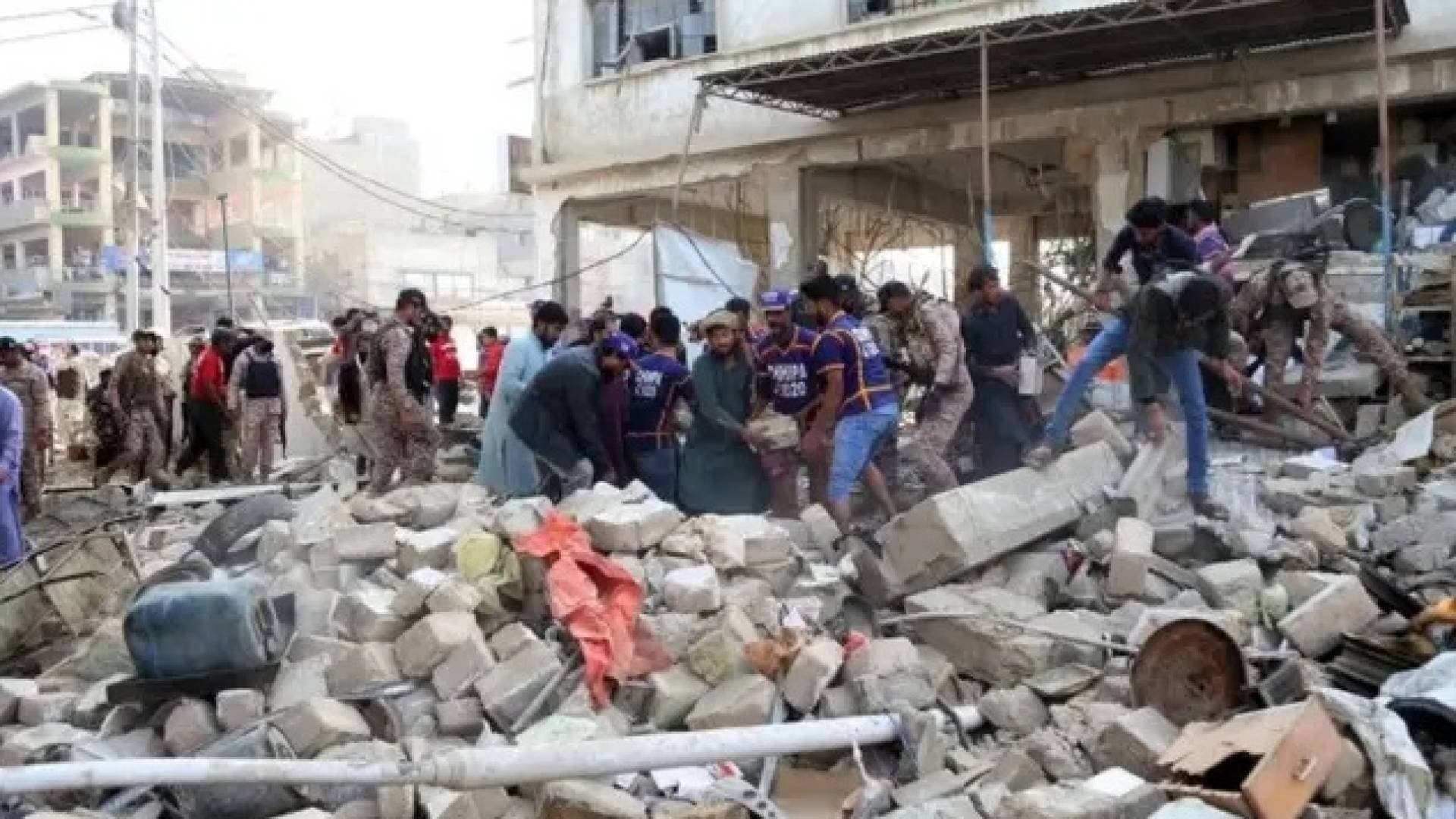 وفاة 6 أشخاص وإصابة 12 آخرين في انفجار مبنى سكني ناتج عن تسرب غاز في باكستان