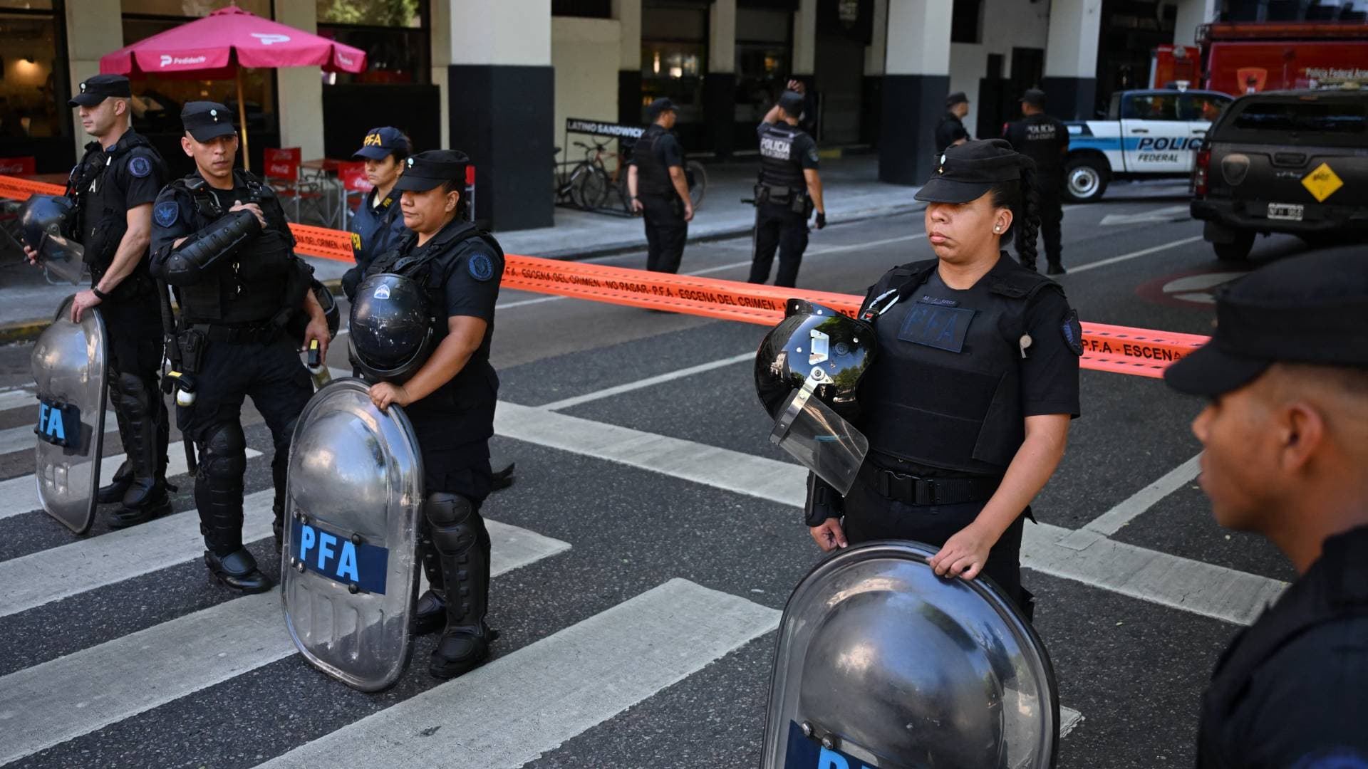 إصابة 3 رجال شرطة بانفجار طرد مشبوه في كلية الدرك بالأرجنتين