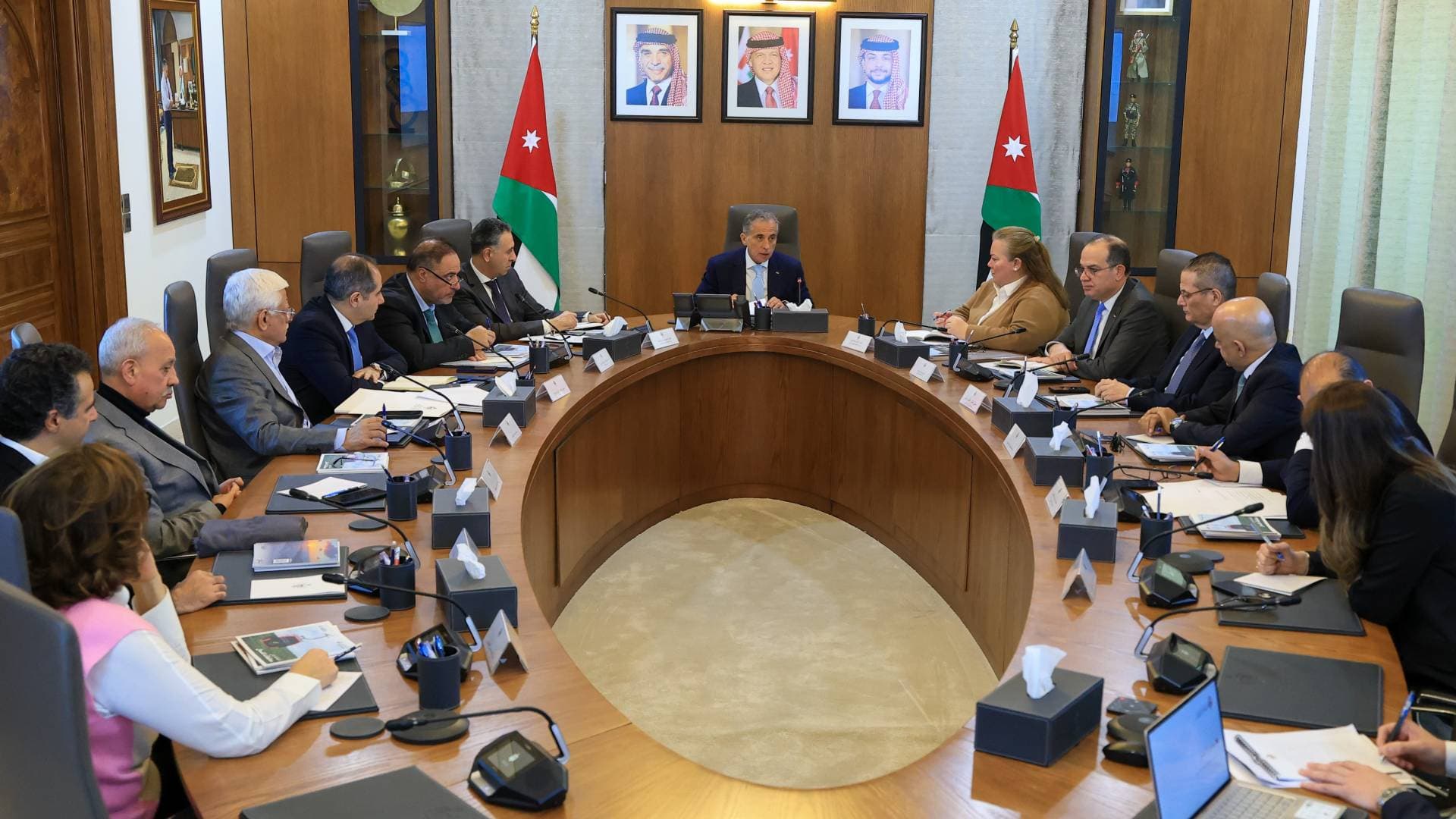 رئيس الوزراء يترأس جلسة لمجلس الاستثمار -فيديو