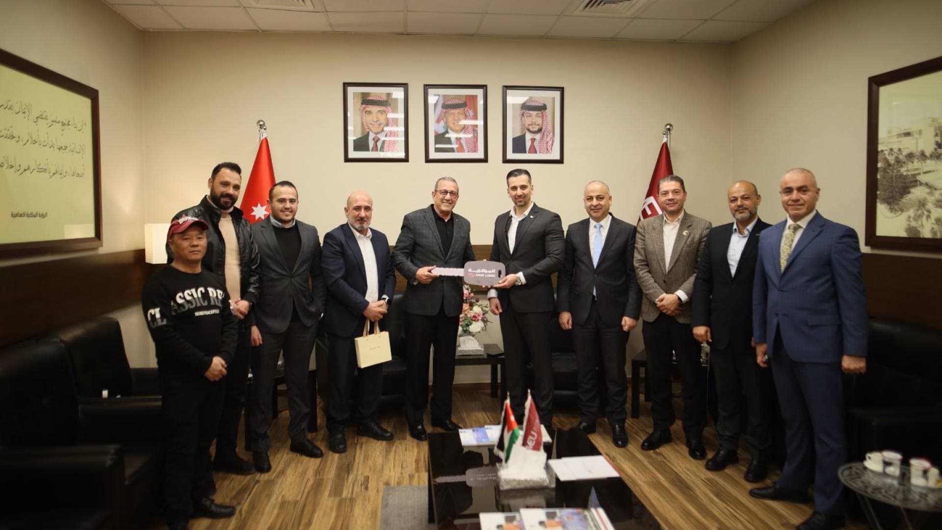 المركزية كنج لونج الأردن تسلم جامعة الشرق الأوسط خمس حافلات حديثة