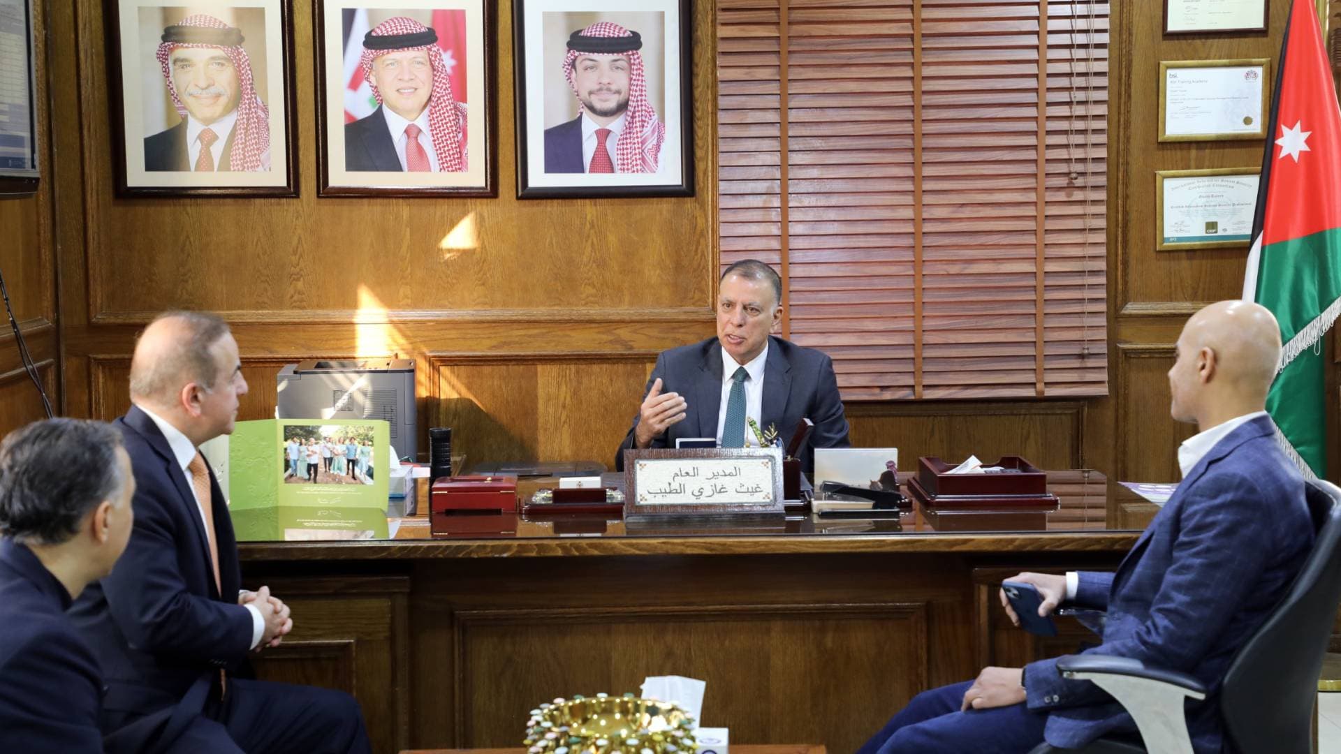 وزير الداخلية يفتتح مكتب الخدمة المستعجلة في دائرة الأحوال المدنية والجوازات