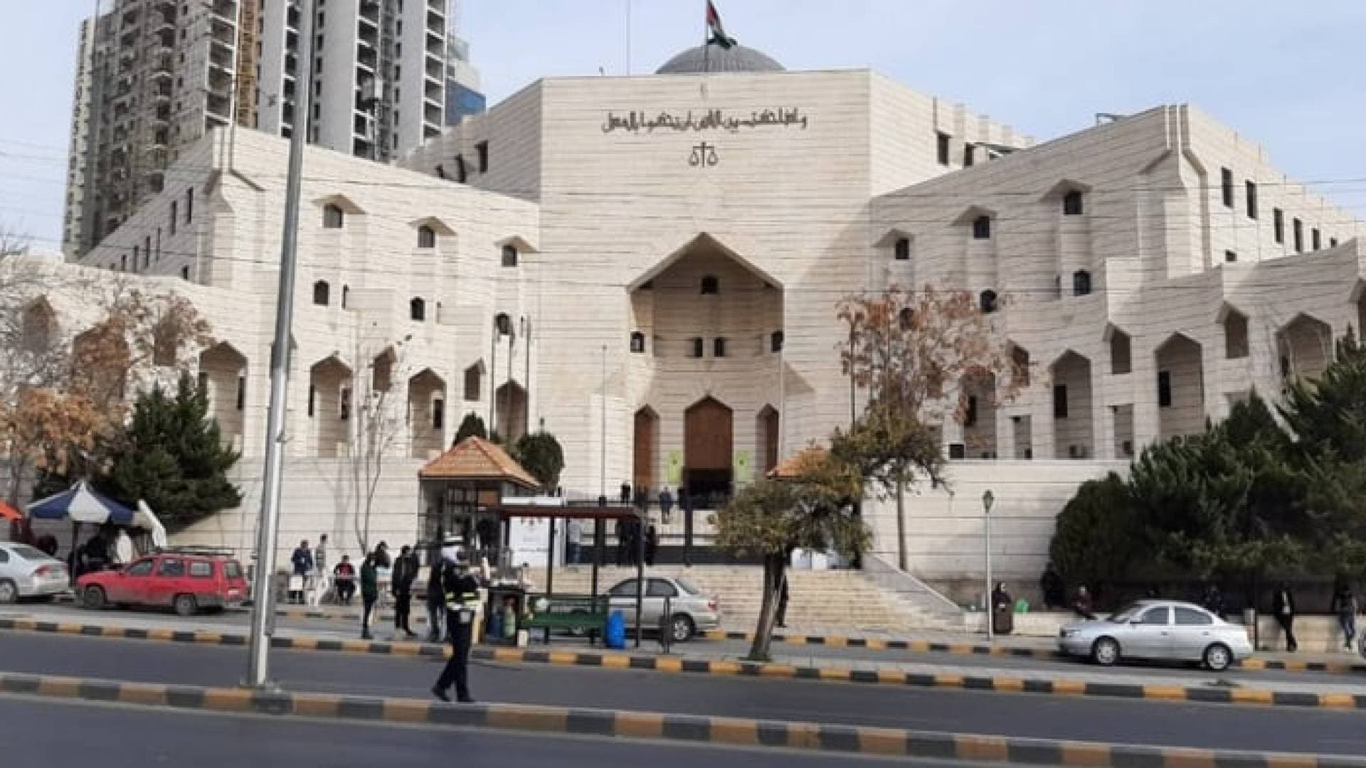 الحبس 3 سنوات لشقيقين هاجما منزل جارتهما بـ "سيف وساطور" في عمان