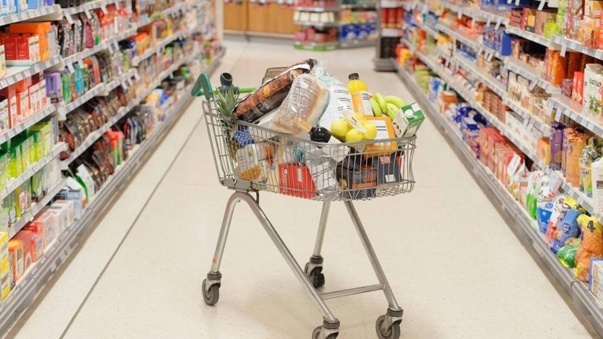 محافظ عجلون يتفقد أسواق "المدنية" ويؤكد وفرة السلع الأساسية