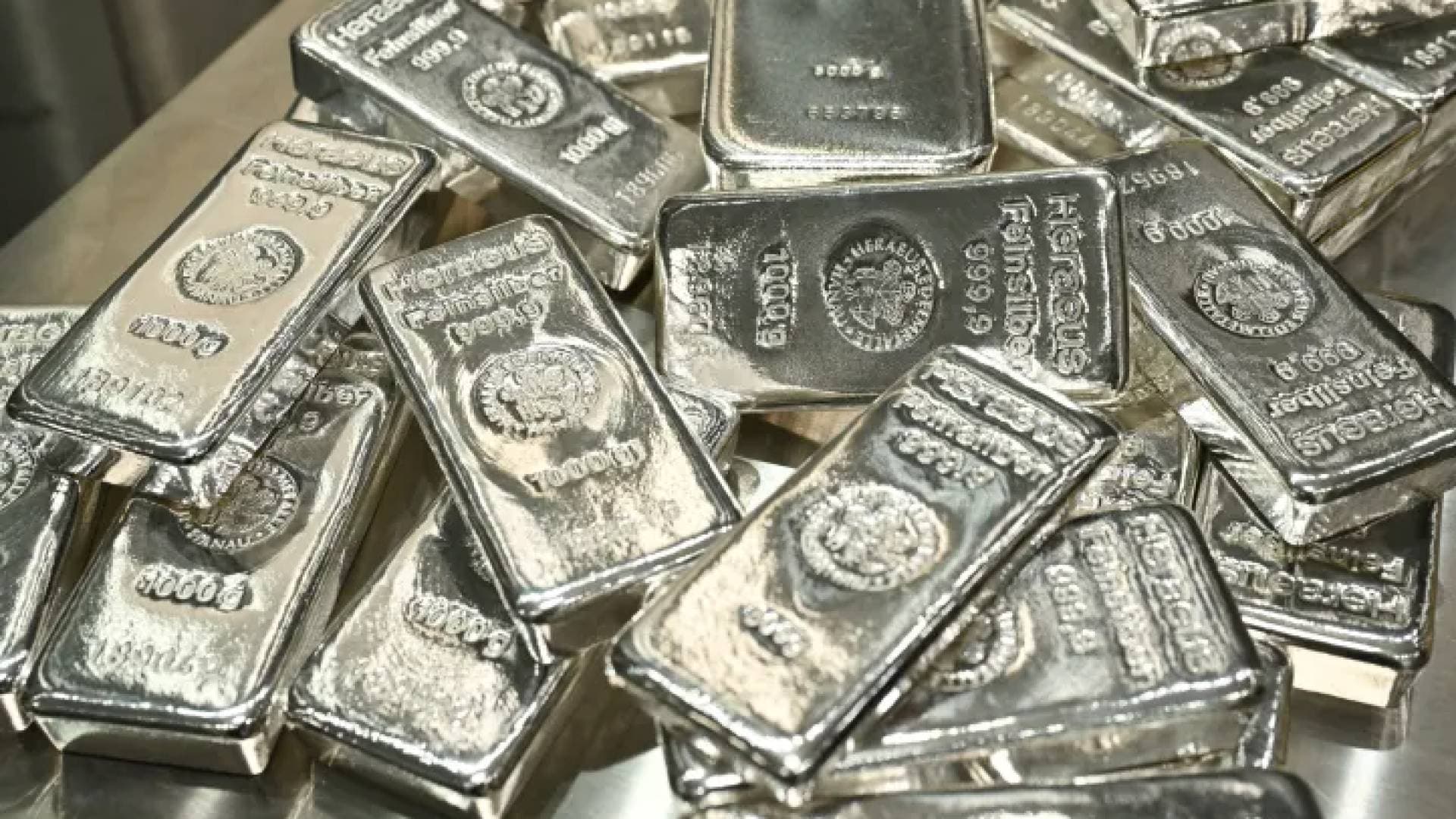 الفضة تقترب من حاجز الـ 90 دولارا بمكاسب قوية مع افتتاح تداولات الأربعاء