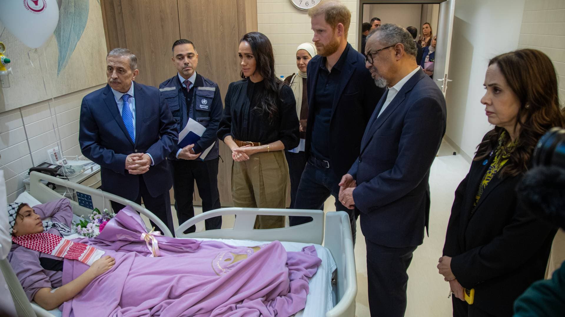 الأمير هاري ومدير "الصحة العالمية" يزوران المصابين من أطفال غزة المتواجدين في عمان - فيديو