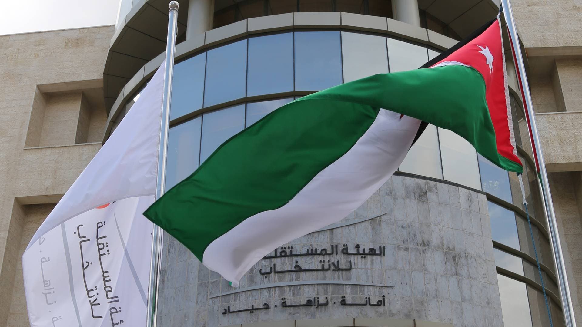 "المستقلة للانتخاب" تخطر حزبي "العمال" و"جبهة العمل الإسلامي" بتصويب المخالفات قبل اللجوء إلى القضاء