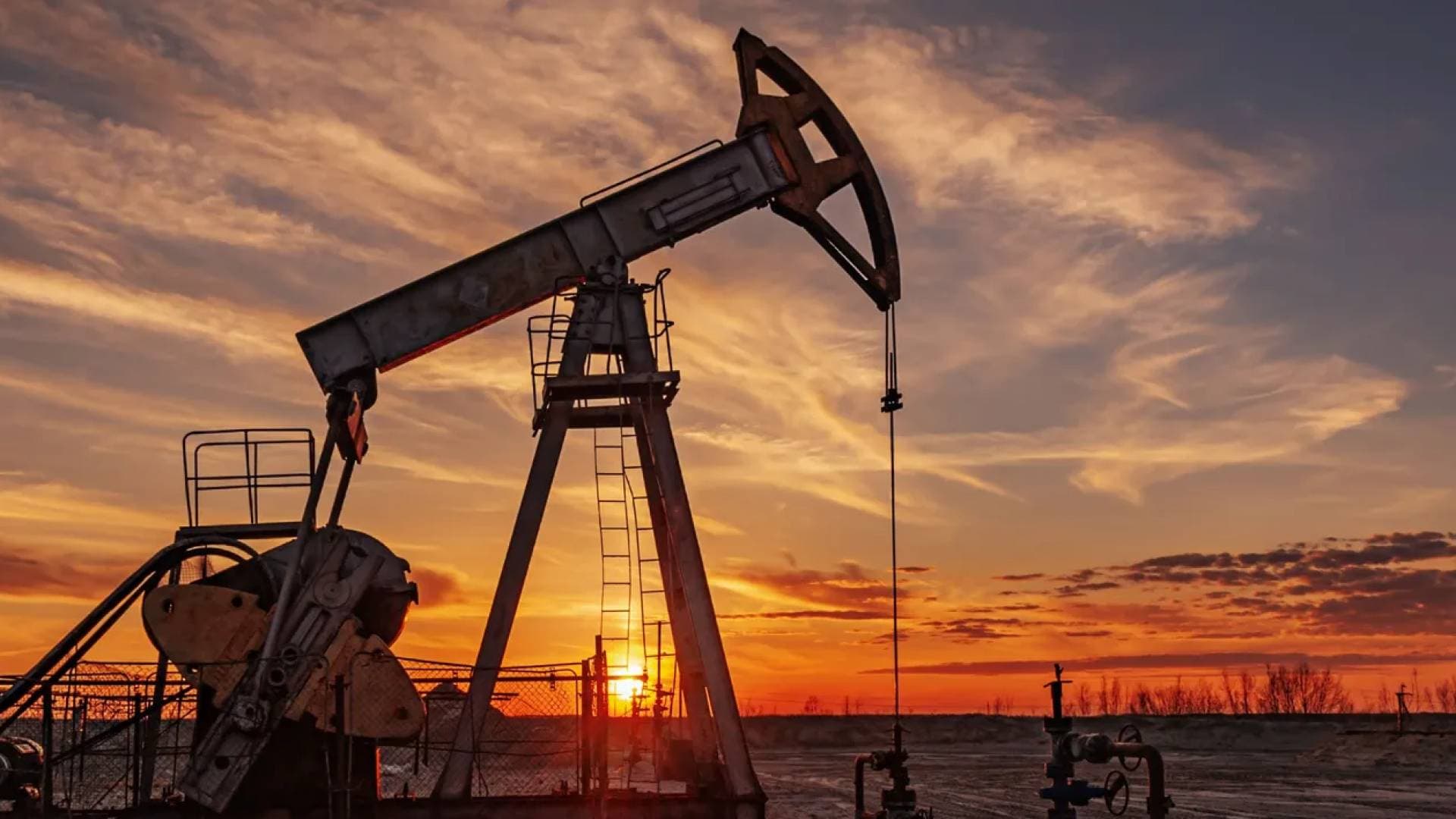 أسعار النفط تتراجع 1% مع قفزة كبيرة في المخزونات الأمريكية