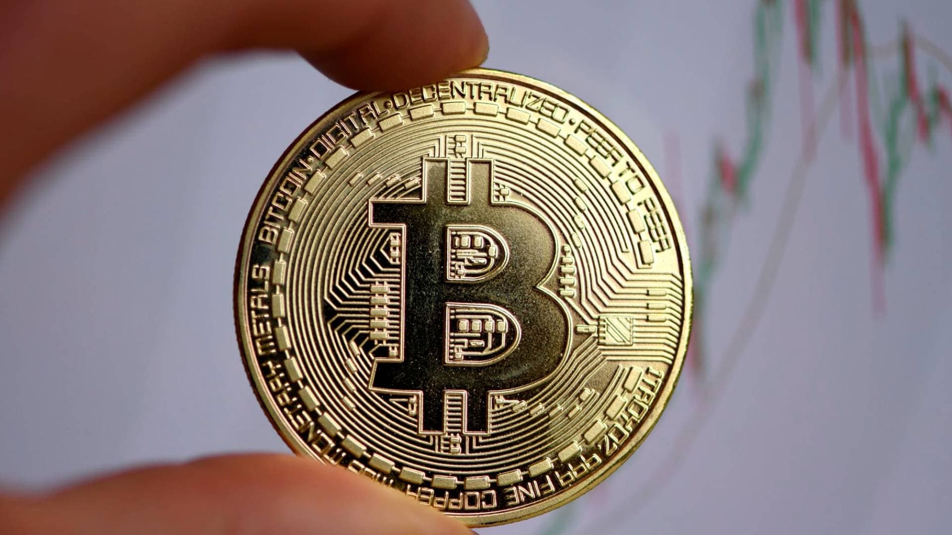 ضغوط بيعية تدفع البيتكوين للتراجع بنسبة 0.61% في آخر جلسات فبراير