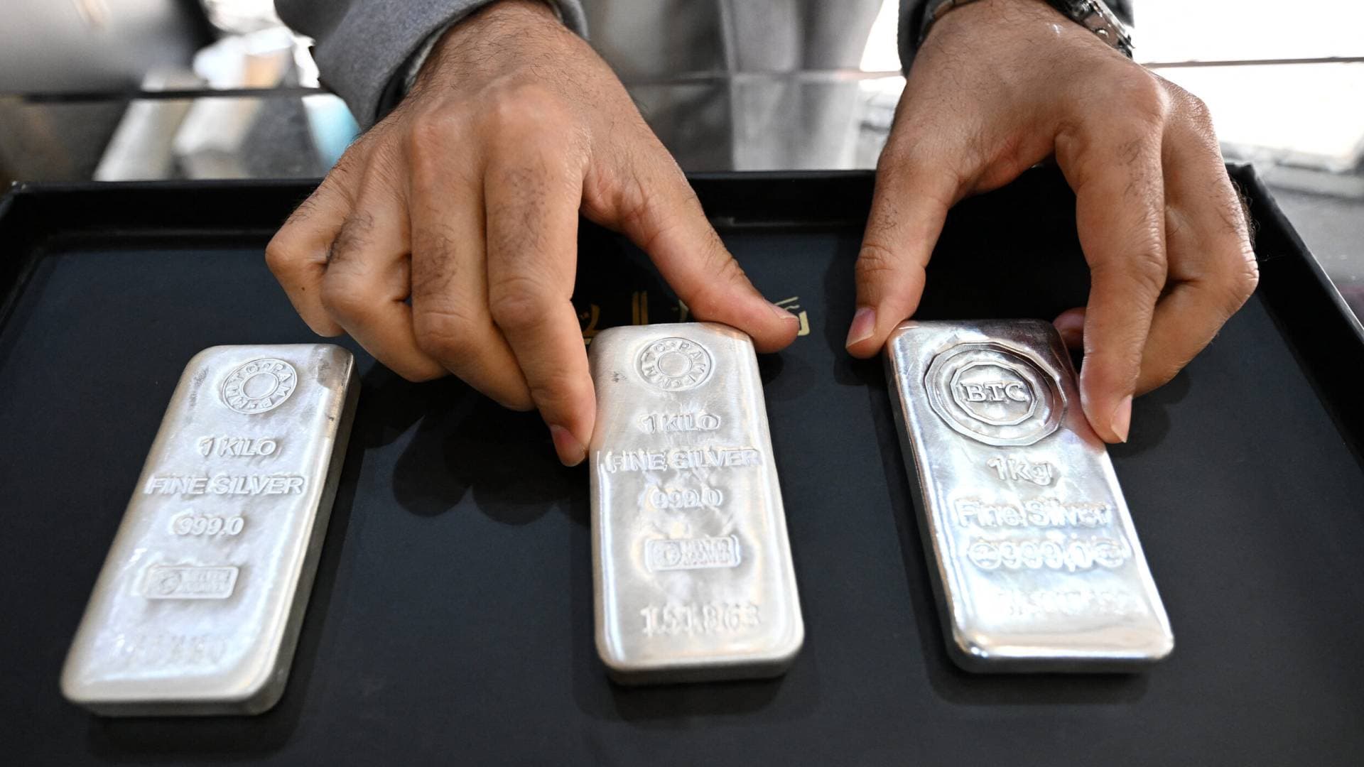 زلزال في سوق المعادن: الفضة تقفز 3% في ساعات والأنظار تتجه نحو حاجز الـ 100 دولار