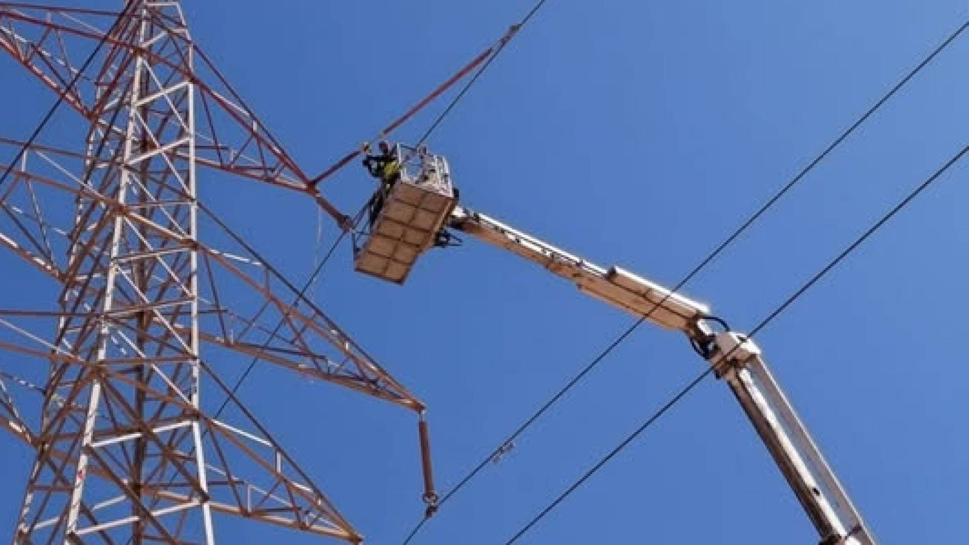 شركة الكهرباء الوطنية تعيد تشغيل خط "الإذاعة - الأزرق" بعد إصلاح عطل فني