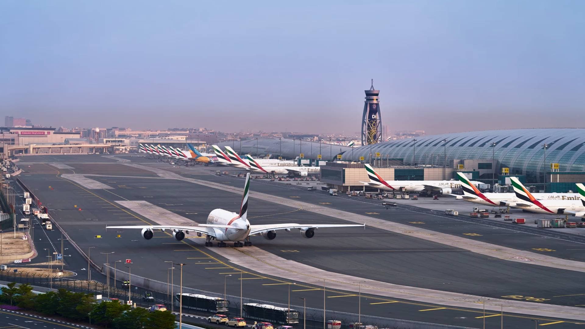 حكومة دبي: السيطرة على "حادث محدود" ناتج عن اعتراض جوي ولا إصابات