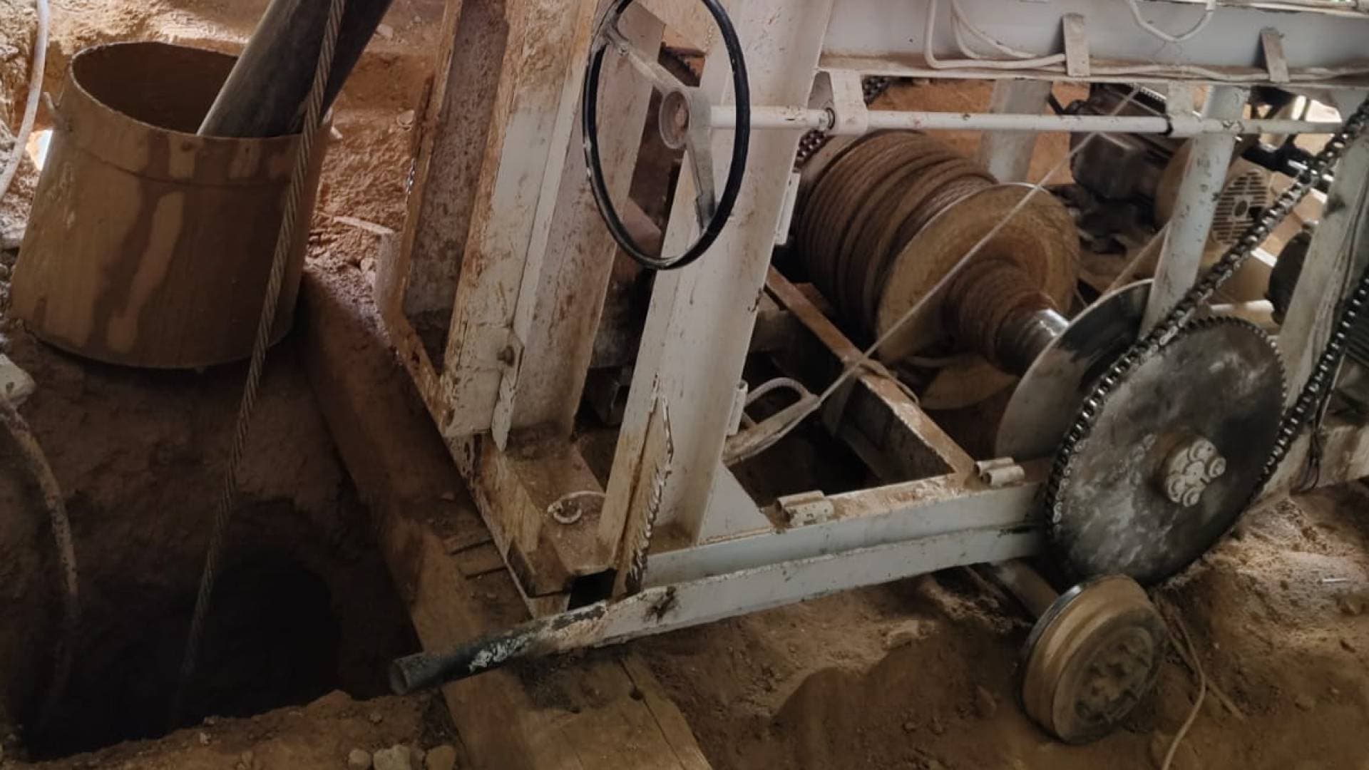 "المياه" تضبط حفارة تنقب عن بئر مخالف داخل "غرفة" في المفرق