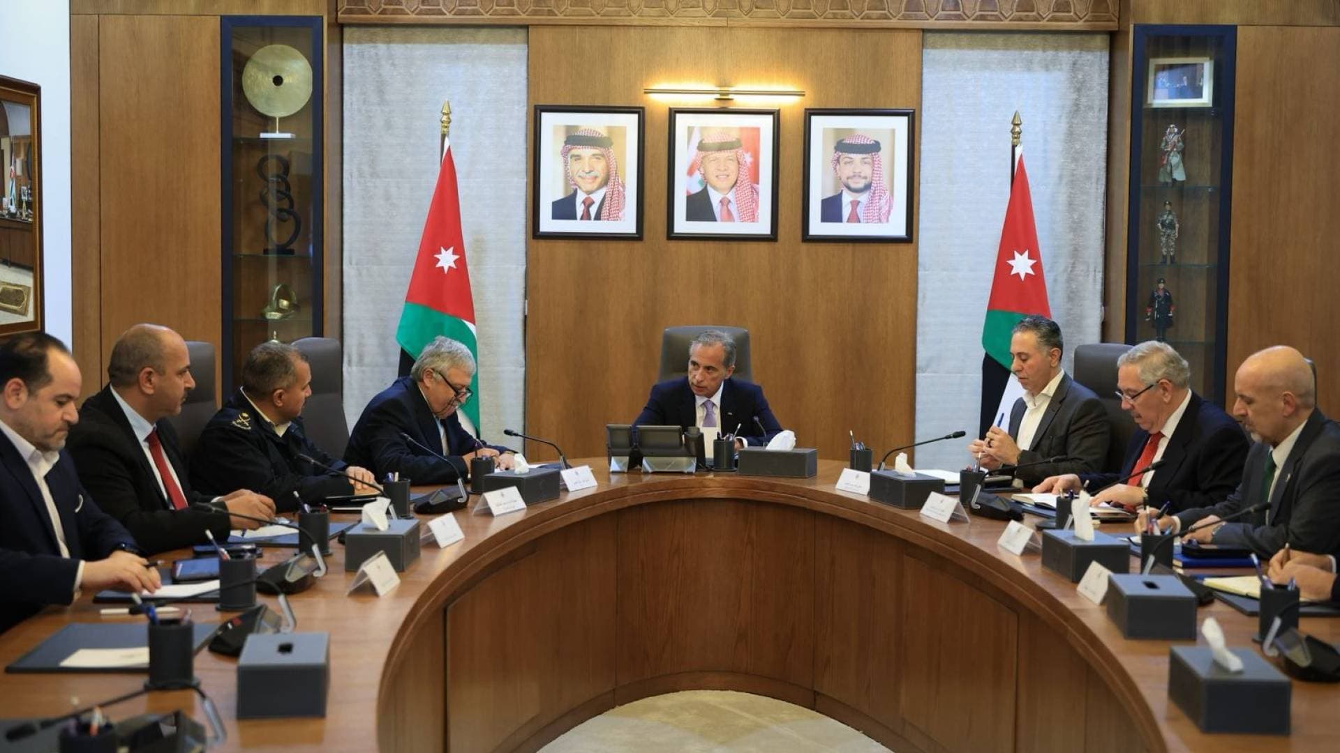 حسان يعقد اجتماعا لمناقشة تسهيل إجراءات حركة المناولة والشحن والتخليص في موانئ العقبة