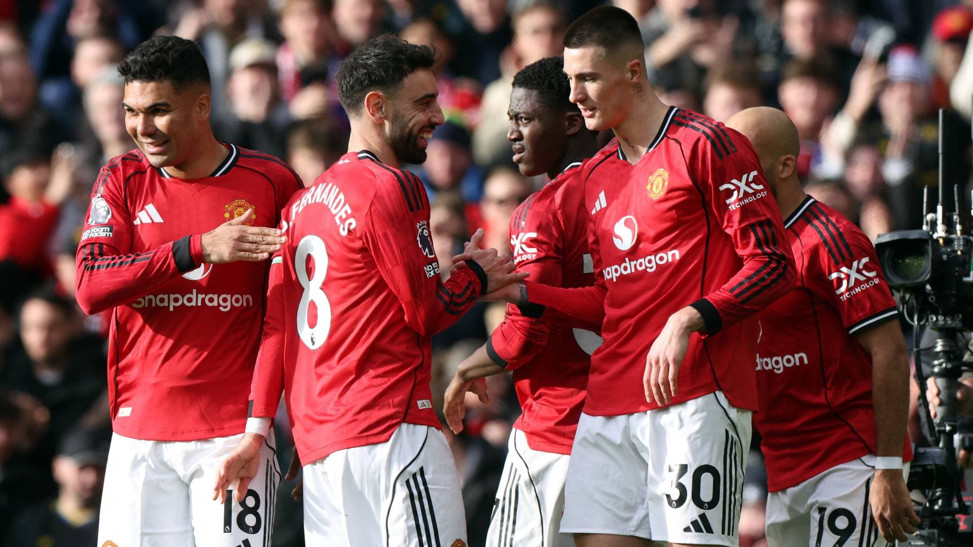 نجوم مانشستر يونايتد يحملون "الراحة الطويلة" مسؤولية السقوط