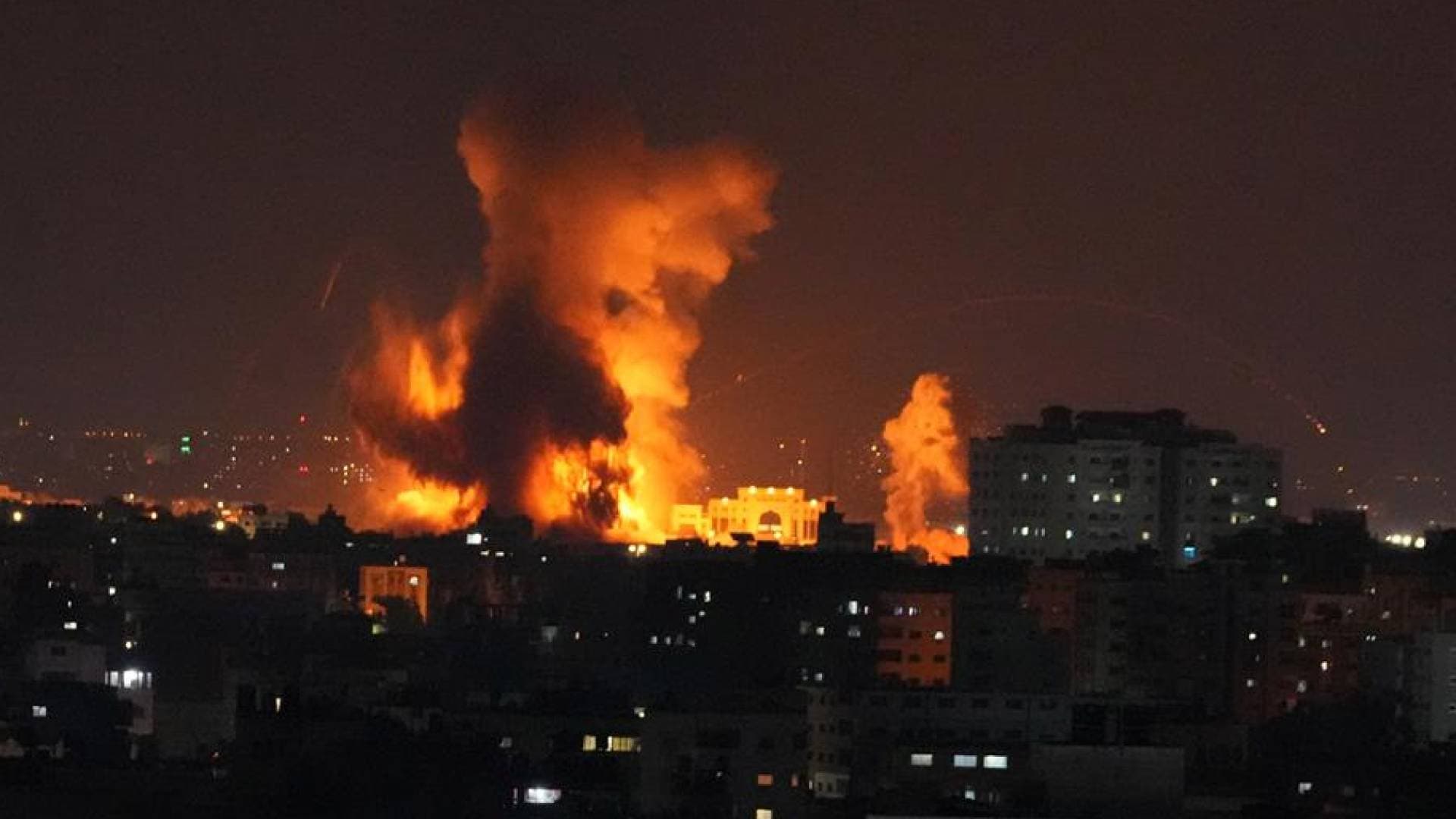 إعلام فلسطيني: إصابات في قصف مدفعي لجيش الاحتلال استهدف خيام نازحين غرب النصيرات في قطاع غزة.. فيديو