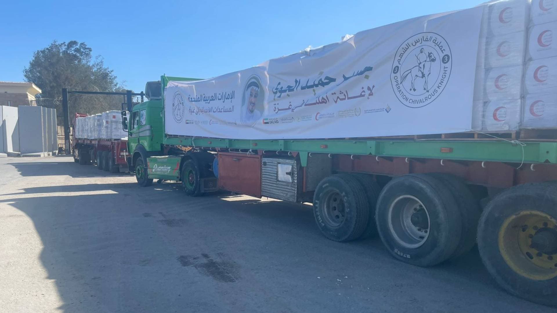 بدعم من وكالة الإمارات للمساعدات الدولية.. 15 شاحنة مساعدات إماراتية جديدة في طريقها إلى غزة