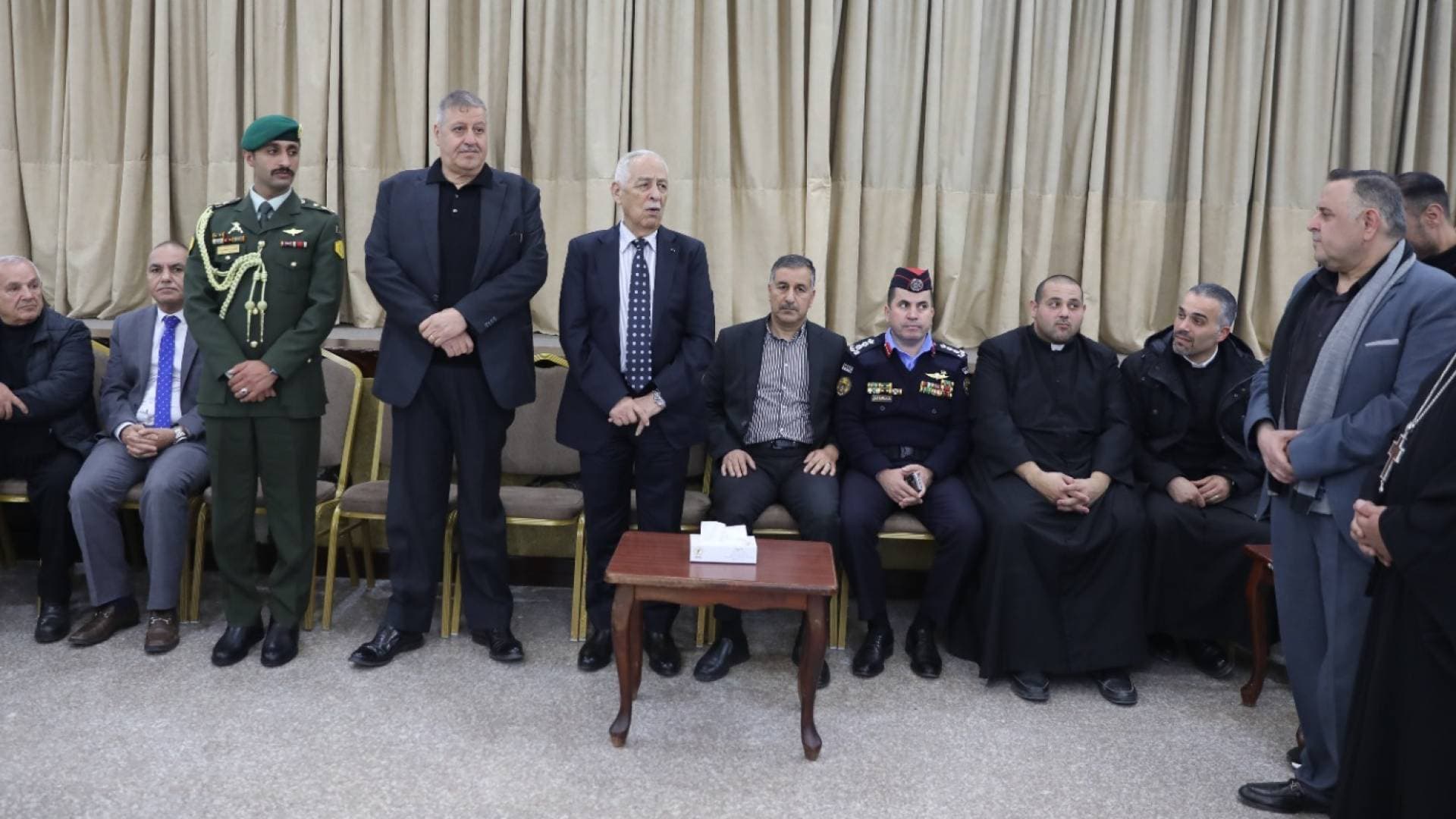 مندوبا عن الملك وولي العهد.. العيسوي يعزي عشيرة السميرات