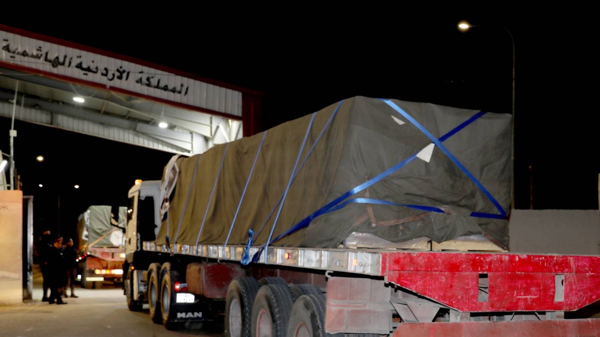 بتوجيهات ملكية.. قافلة مساعدات أردنية من 25 شاحنة تنطلق إلى لبنان