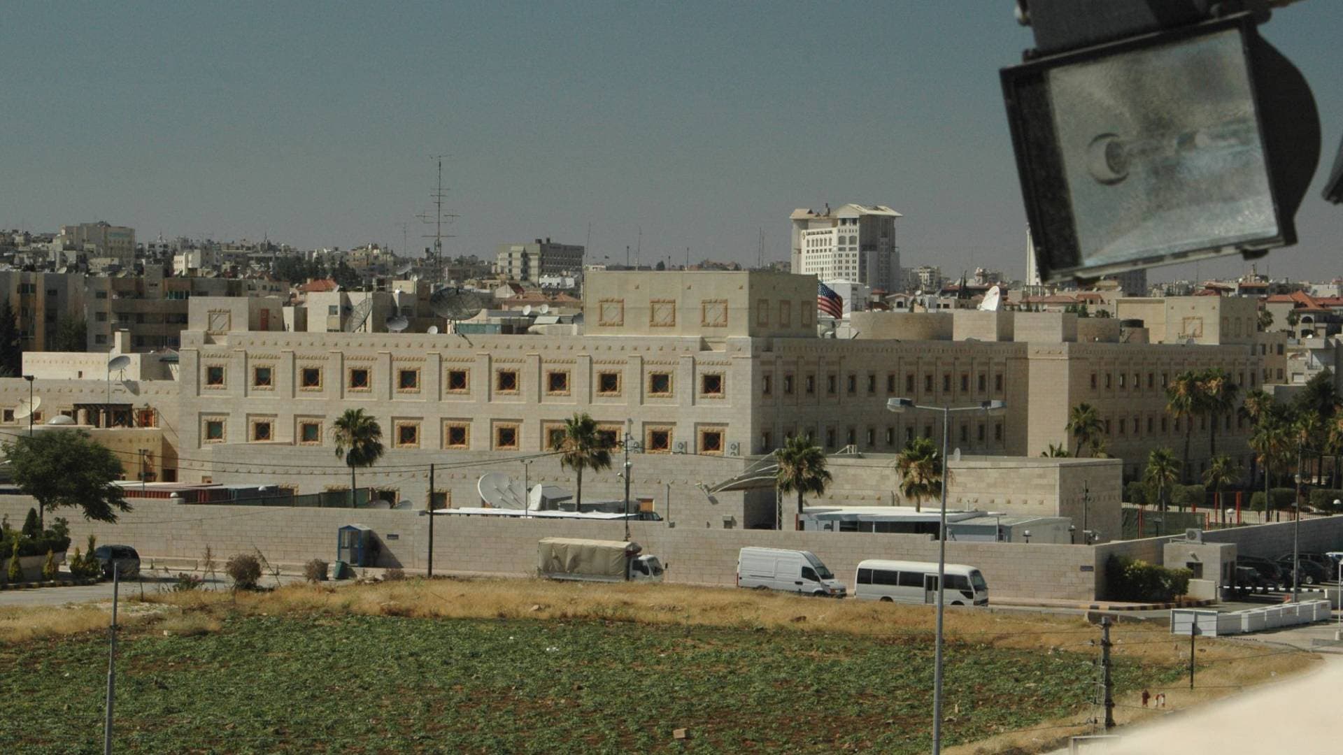 السفارة الأمريكية في الأردن تصدر تنبيها جديدا لرعاياها وتحدد خيارات المغادرة