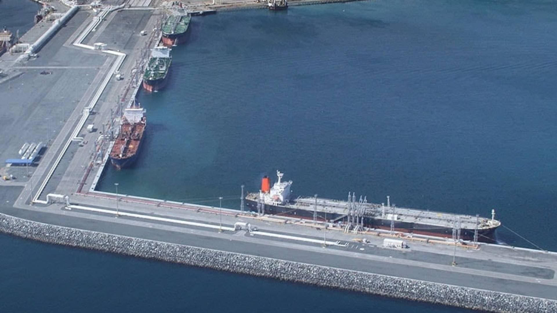 حكومة الفجيرة: اندلاع حريق في ميناء الفجيرة ناتج عن سقوط شظايا مسيرة تم اعتراضها بنجاح.. فيديو