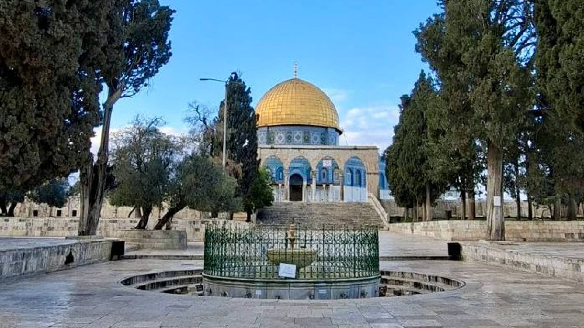 الاحتلال يواصل إغلاق "الأقصى" لليوم الـ15 ويحظر الصلاة فيه