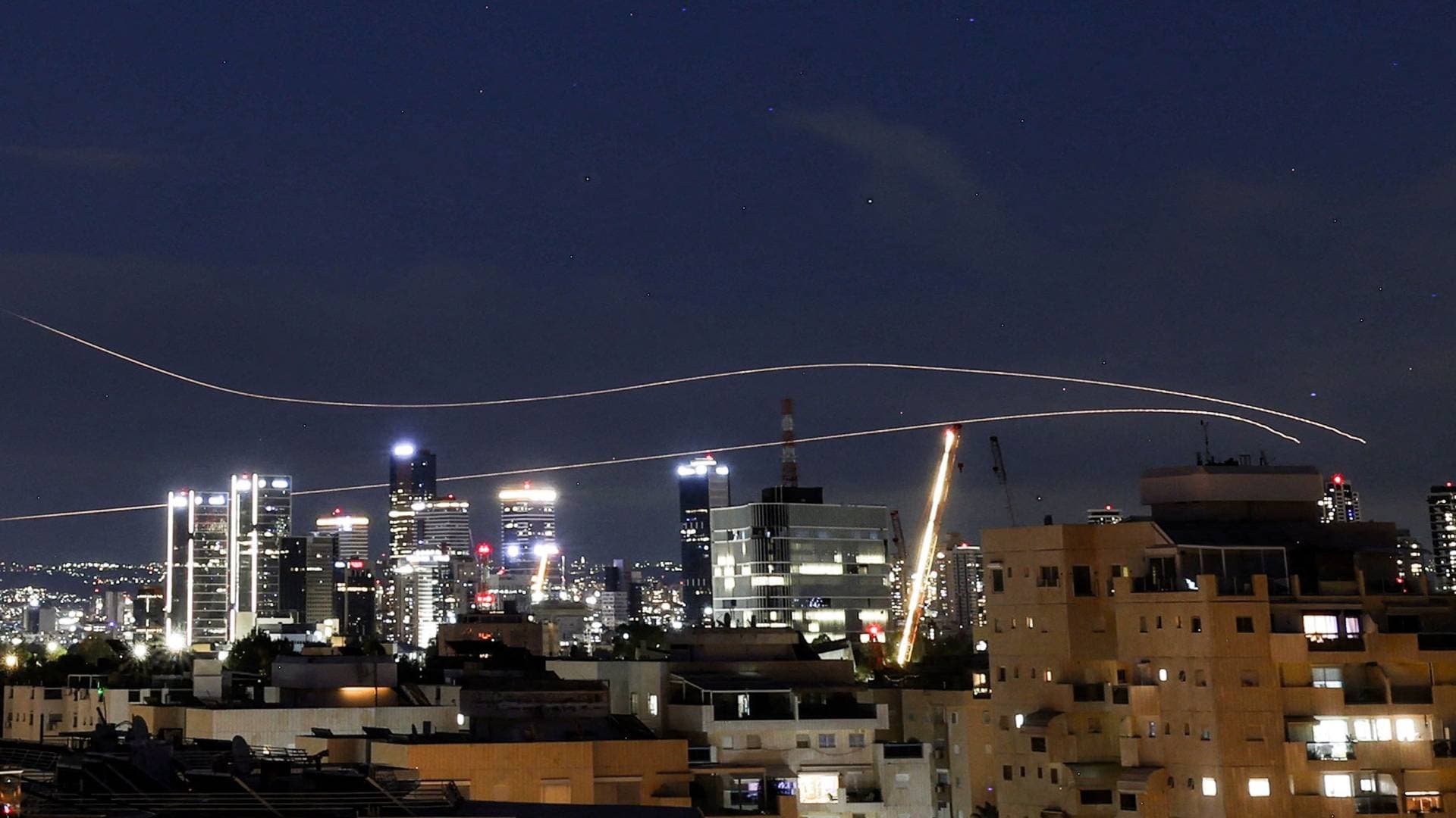 بالفيديو.. مستوطن يمنع عائلة مسيحية من دخول ملجأ في "تل أبيب" خلال رشقة صاروخية