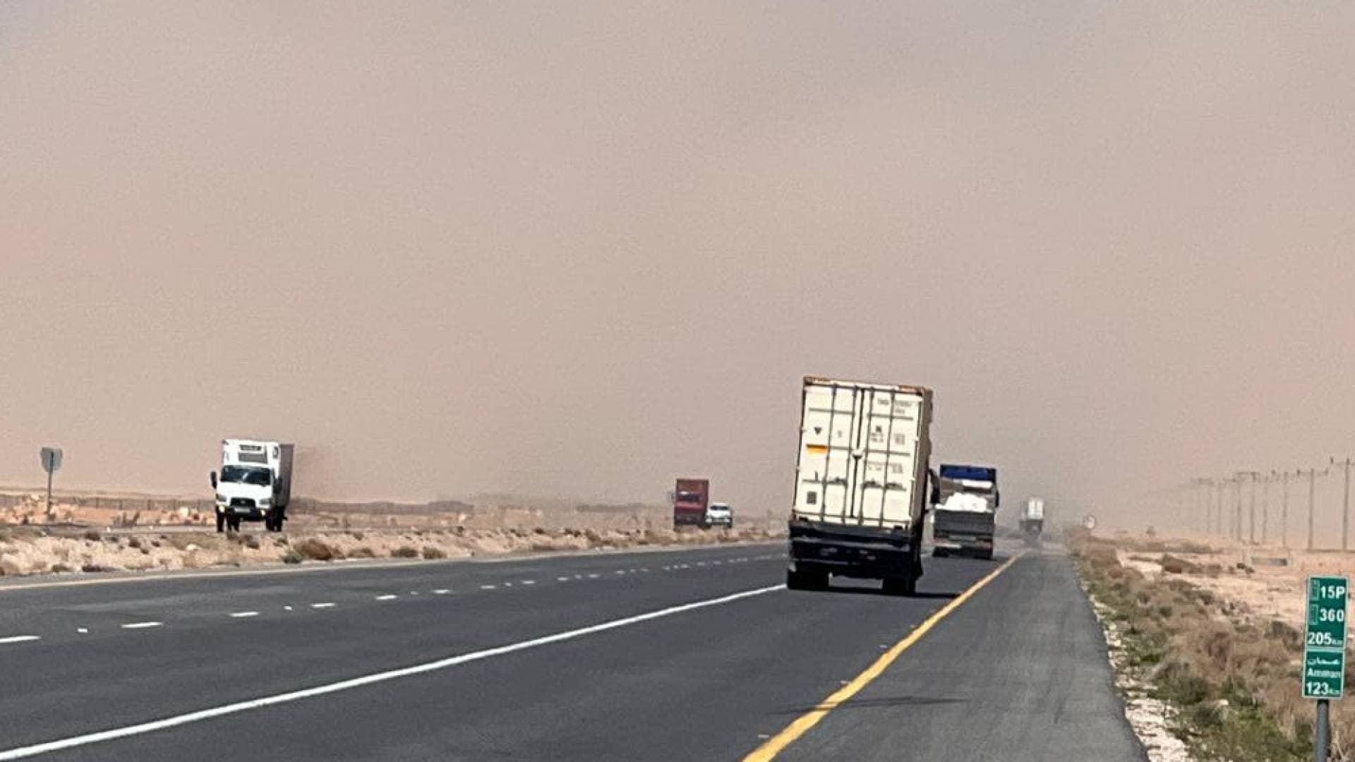 مراسل رؤيا: تدني مدى الرؤية الأفقية على الطريق الصحراوي بسبب الغبار.. فيديو