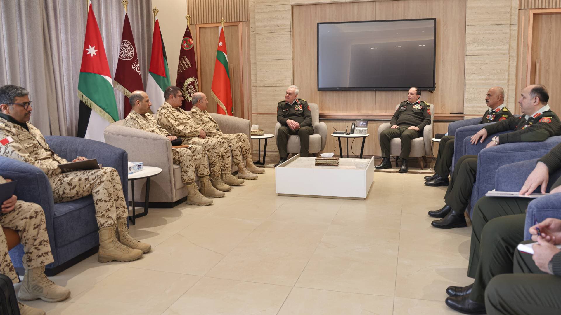 اللواء الركن الحنيطي يستقبل وفدا عسكريا بحرينيا في القيادة العامة للقوات المسلحة