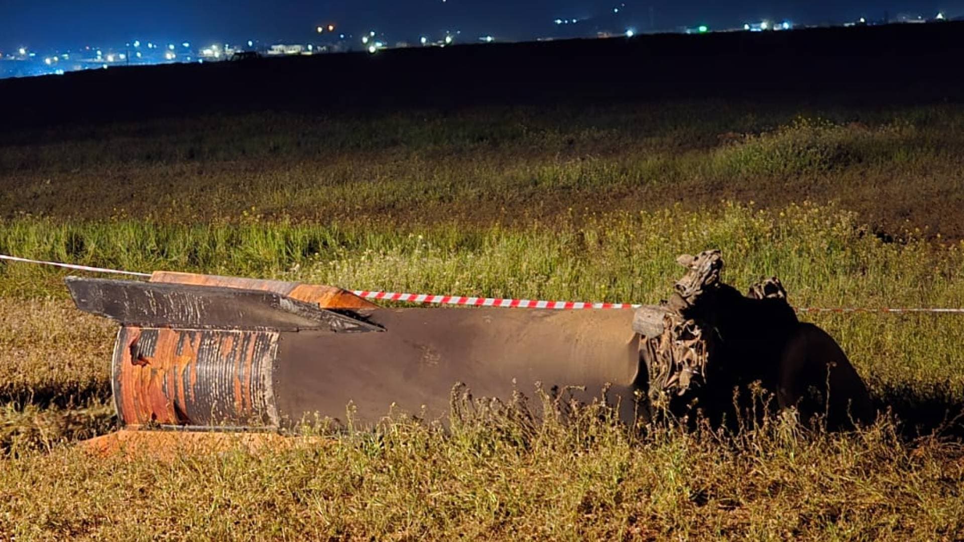 مراسل رؤيا: الأجهزه المختصه تتعامل مع سقوط شظايا في منطقه فارغه في الرمثا دون إصابات بشريه