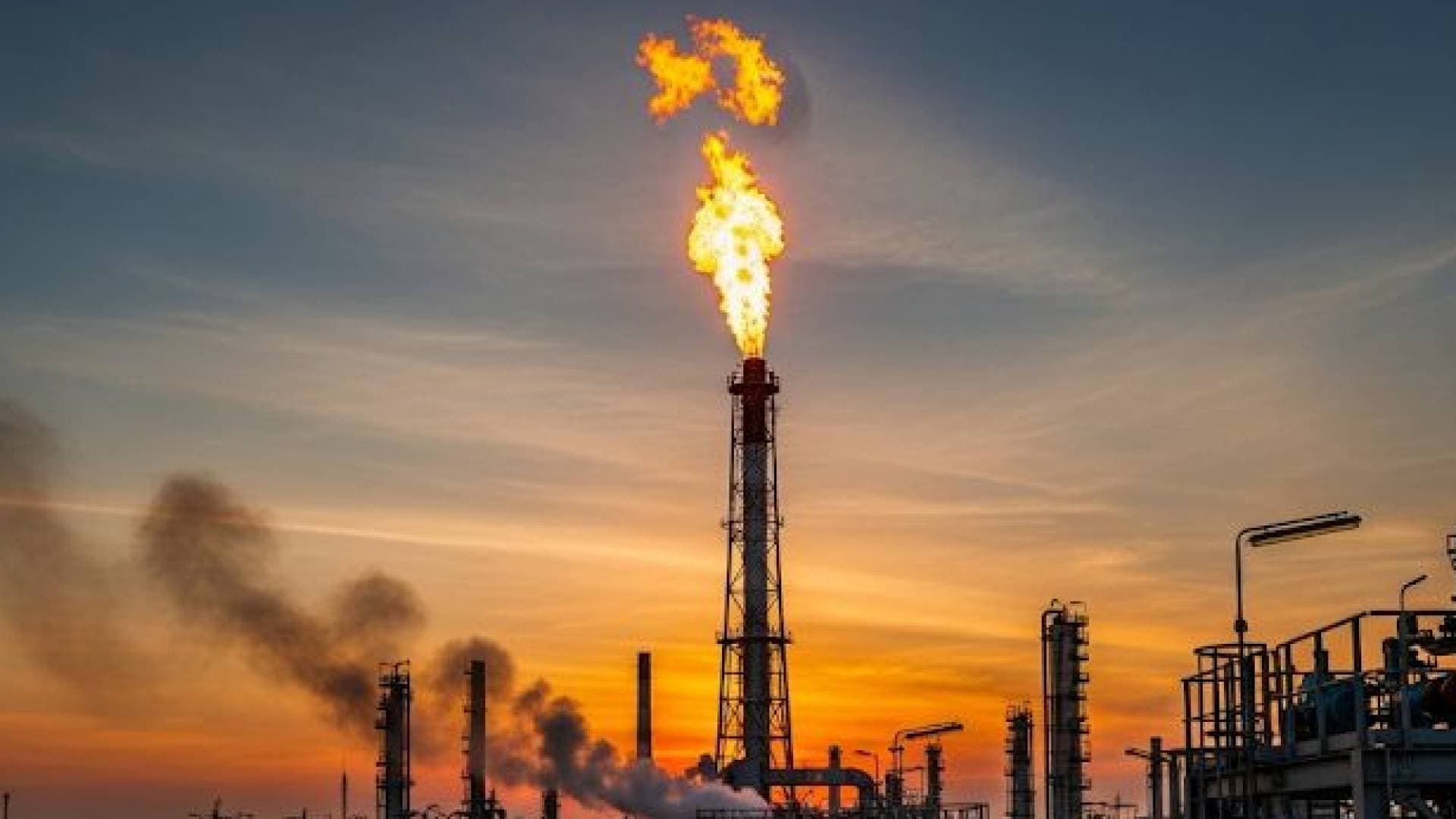 قفزة في أسعار النفط مع انسداد "هرمز".. وخامات الشرق الأوسط تسجل أعلى مستوياتها التاريخية