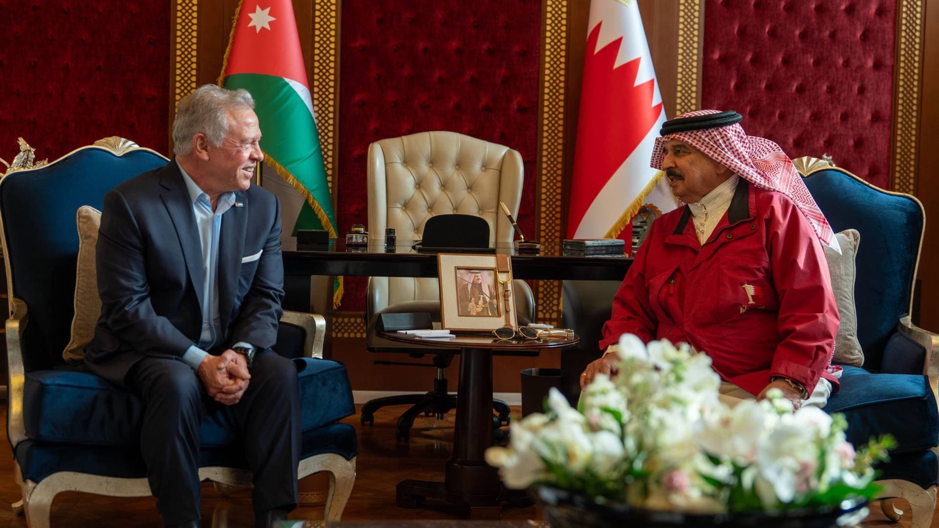 الملك يلتقي العاهل البحريني في المنامة لبحث المستجدات في الإقليم