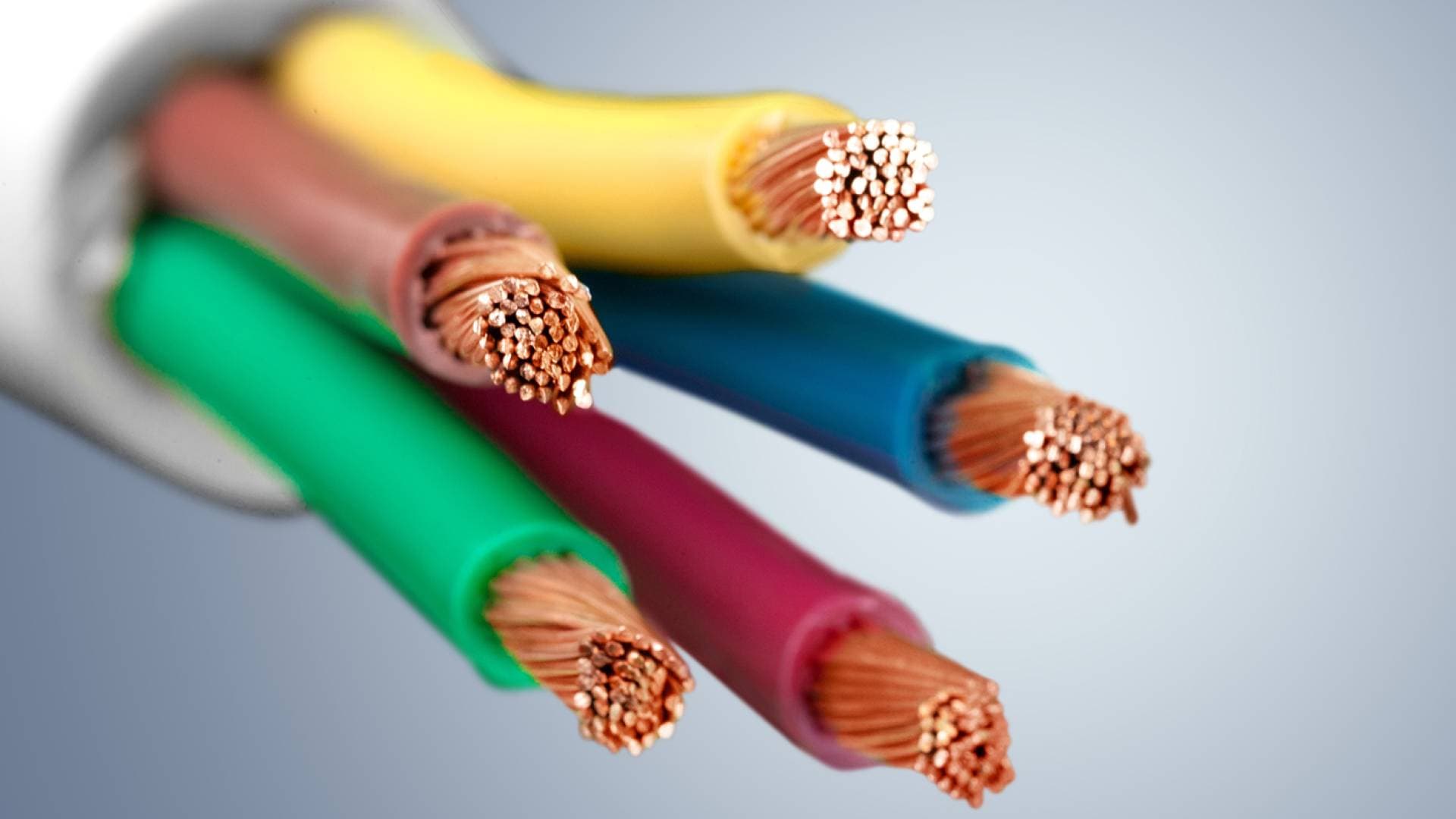 بدء محاكمة "عصابة الكوابل": انتحال صفة موظفي كهرباء لسرقة مناهل جبل عمان وتعطيل الإنترنت