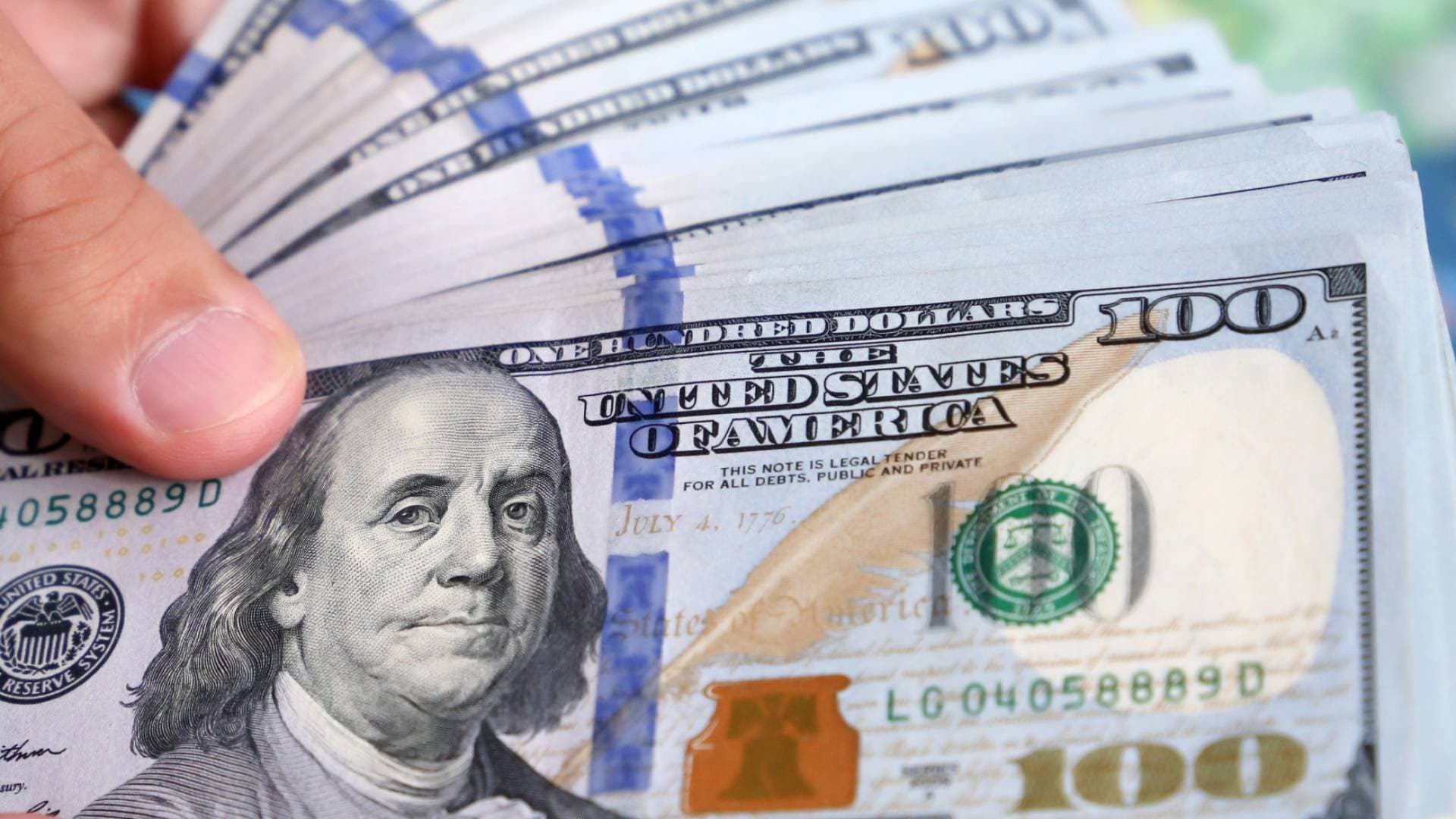 تراجع "الدولار" مع هدوء نيران النفط.. والعدوان على إيران يرسم مسار الملاذات الآمنة