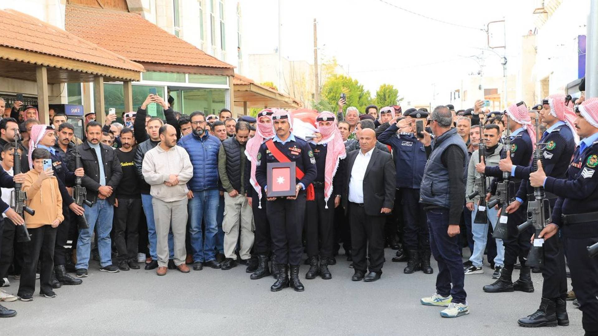 رئيس هيئة الأركان المشتركة ينعى شهداء الواجب في مديرية الأمن العام