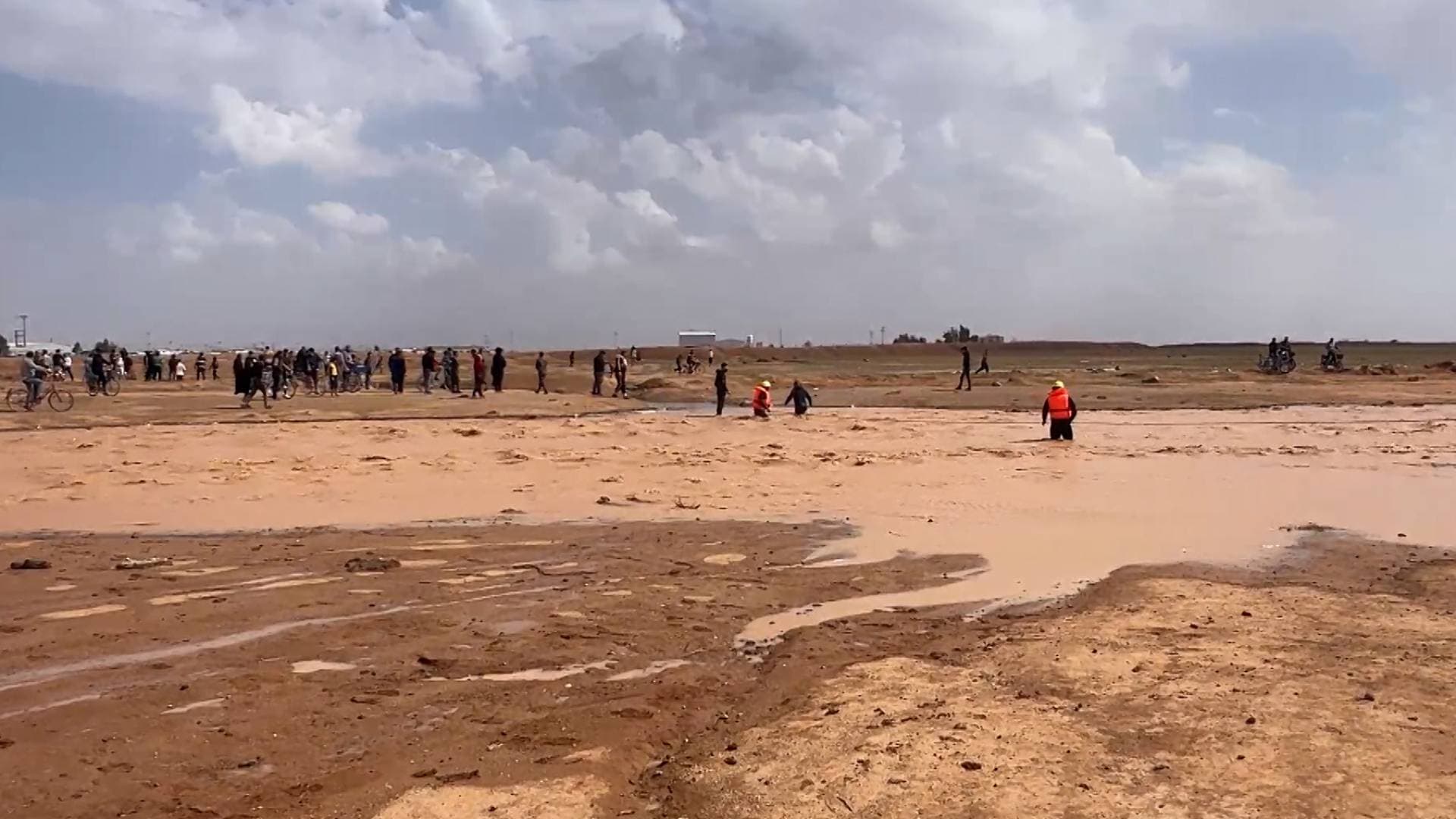 نهاية حزينة.. الدفاع المدني ينتشل جثمان طفل بعد عمليات بحث شاقة لمسافة 8 كم في سيل الزعتري