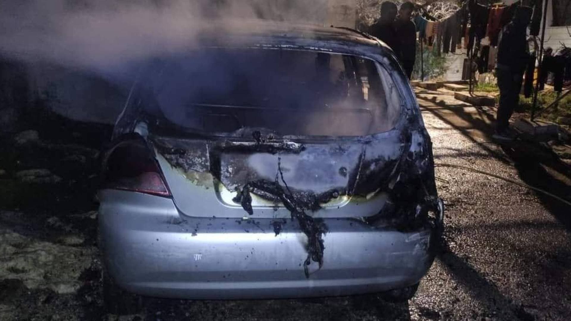 إصابات وإحراق مركبة في هجوم للمستوطنين وقوات الاحتلال على قرية "أبو فلاح"