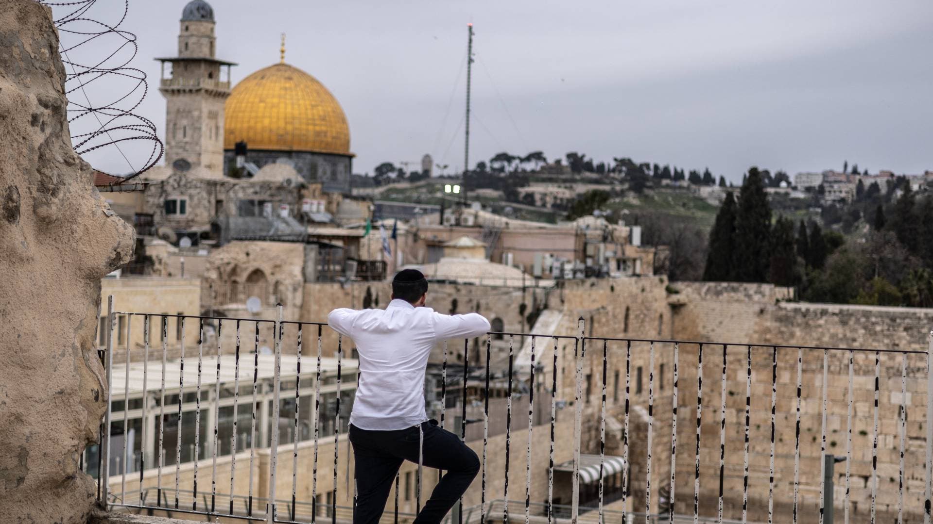 محافظة القدس: قوات الاحتلال تمنع المصلين من أداء صلاة عيد الفطر في منطقة باب العامود.. فيديو