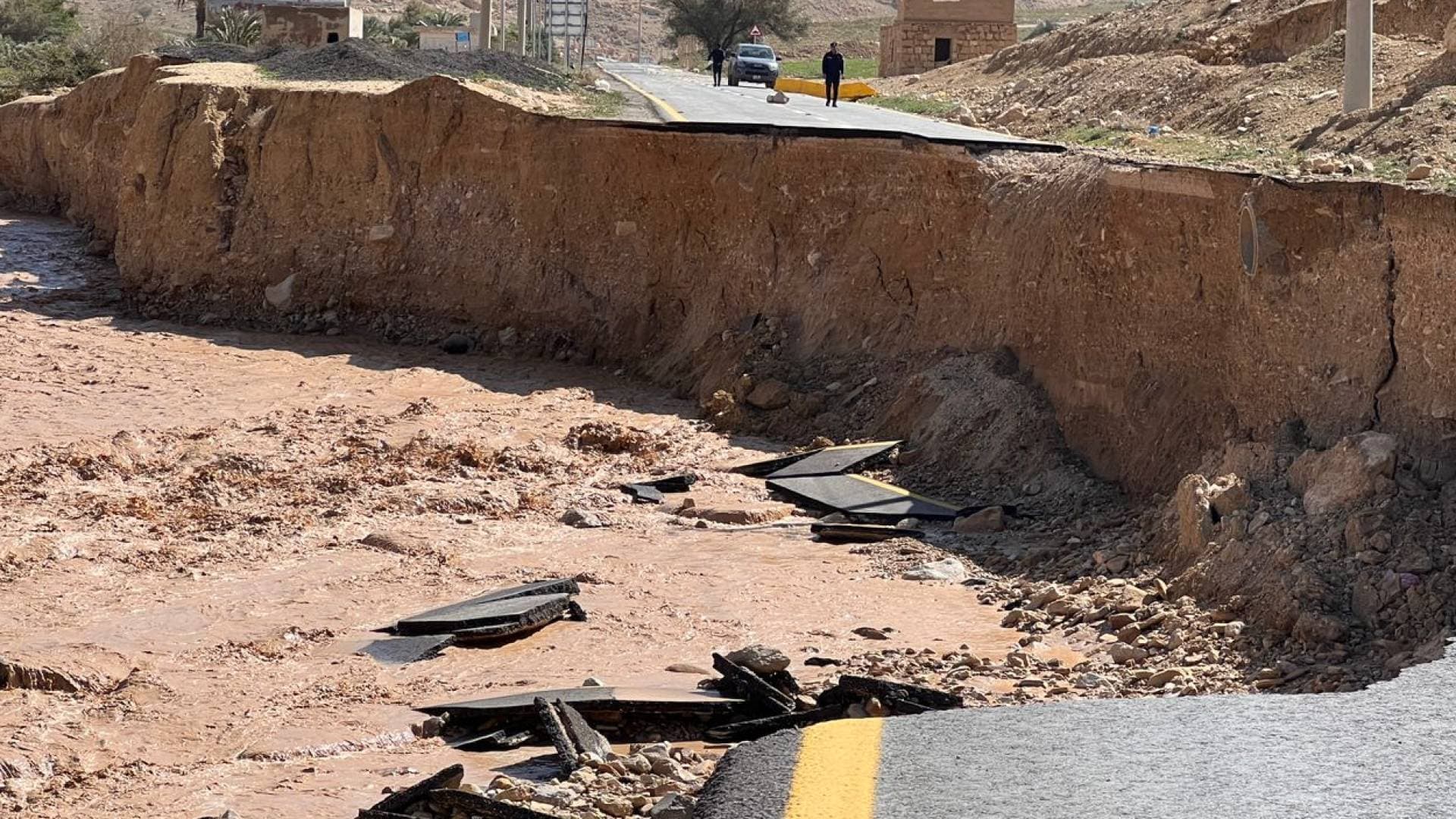 مراسل رؤيا: انهيار كامل للطريق الرابط بين الطفيلة والكرك في "الشهداء"