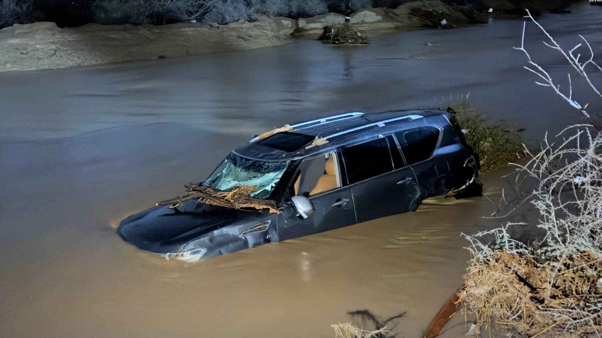 فاجعة في عمان: مصرع شخصين وفقدان ثالث إثر انجراف مركبة في وادي "بركاء"