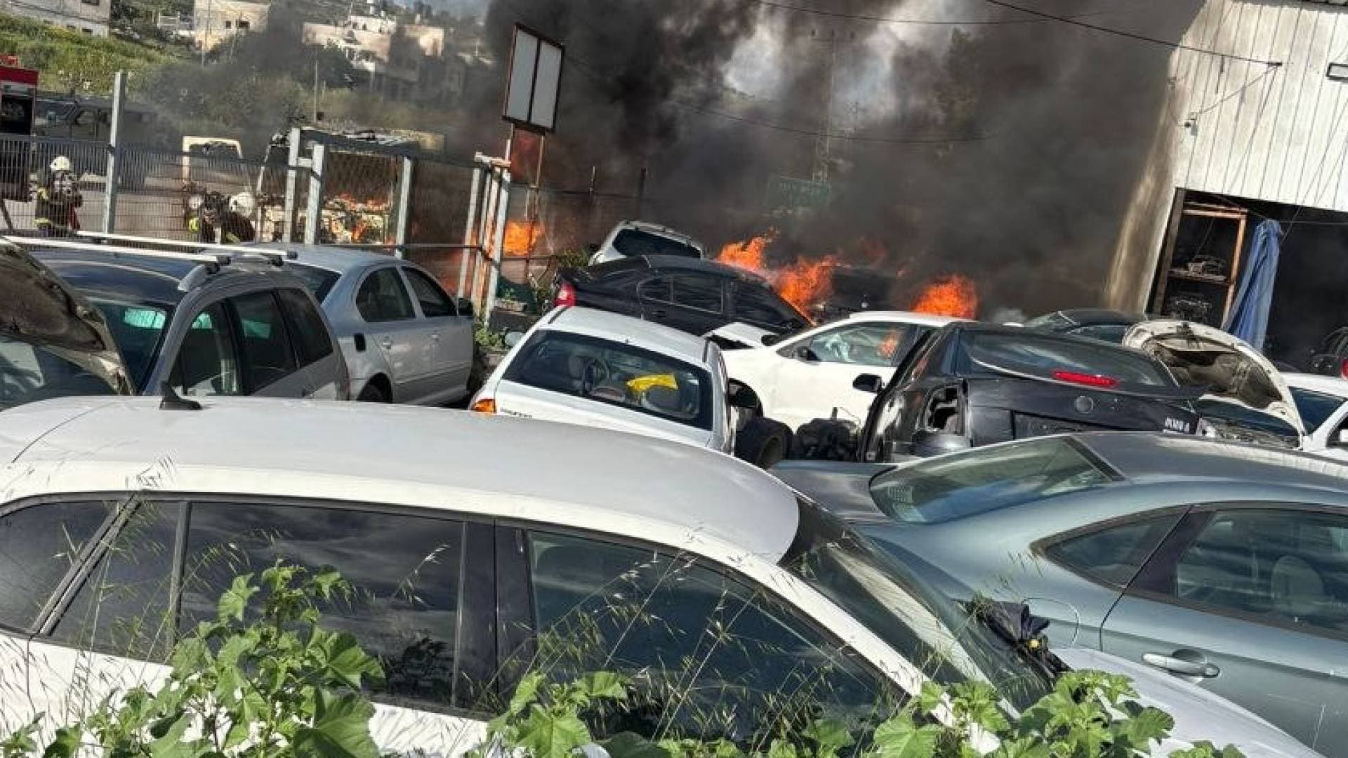 إعلام فلسطيني: مستوطنون يحرقون خيمة سياحية ومشطبا للمركبات شمال غرب نابلس