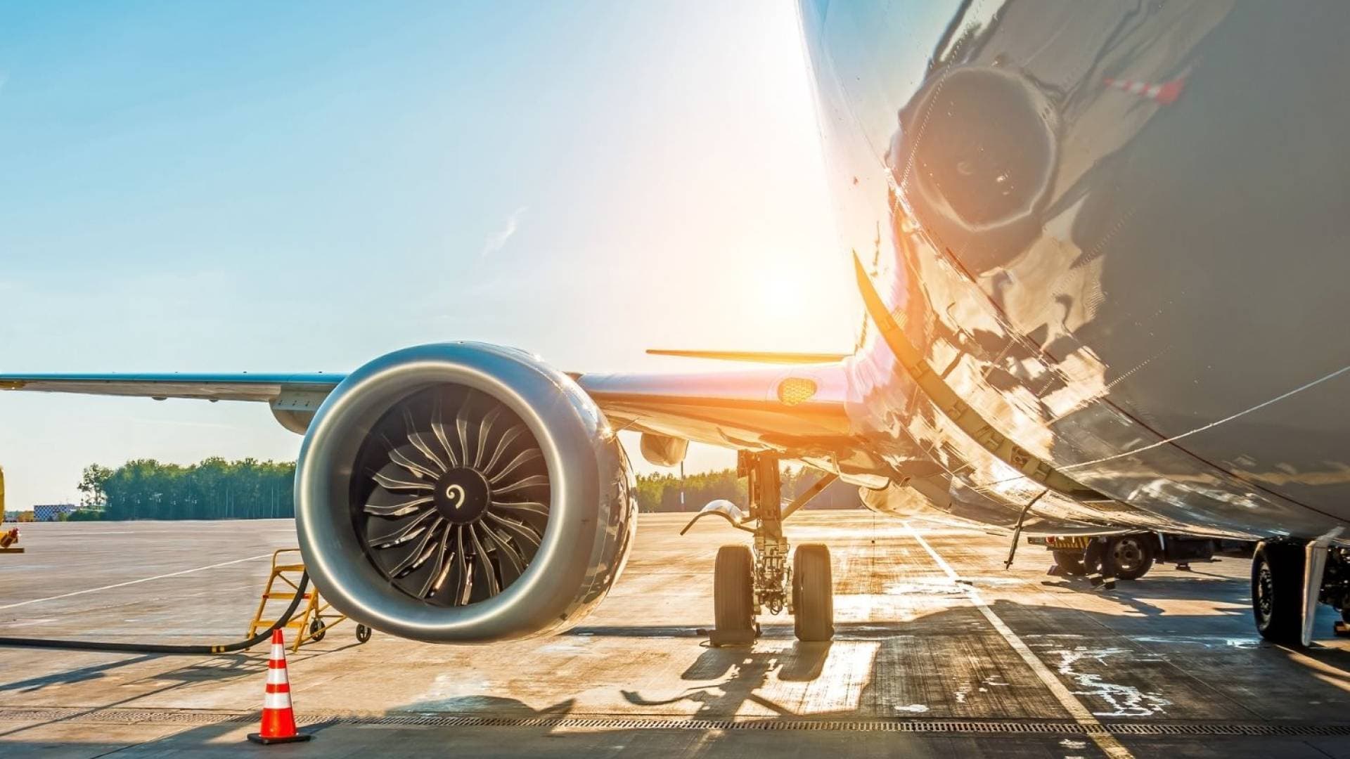 حادث تصادم بين طائرة ومركبة في مطار لاغوارديا بنيويورك.. فيديو