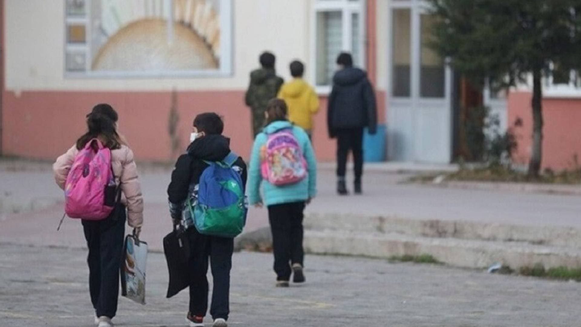 مصدر حكومي ينفي التوجه للتعليم أو العمل "عن بعد" في الأردن